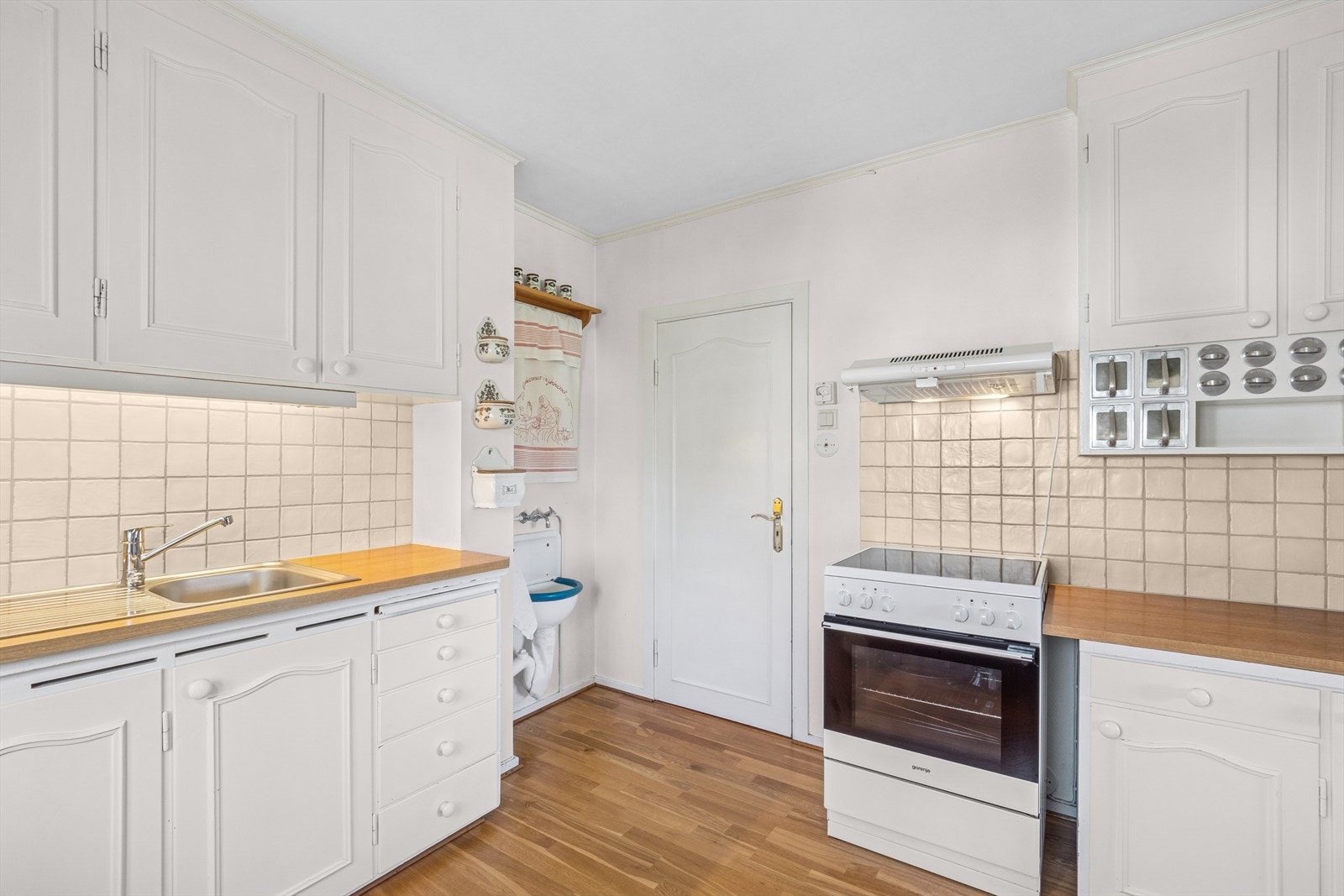 Videre har innredningen nisjer for frittstående komfyr, kjøleskap og oppvaskmaskin. Galleribilde