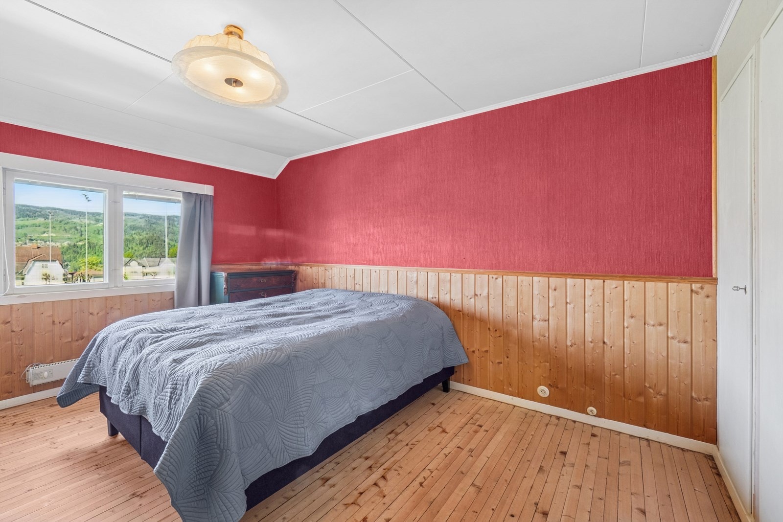 Boligen inneholder fire gode soverom, alle beliggende i 2.etasje. Galleribilde