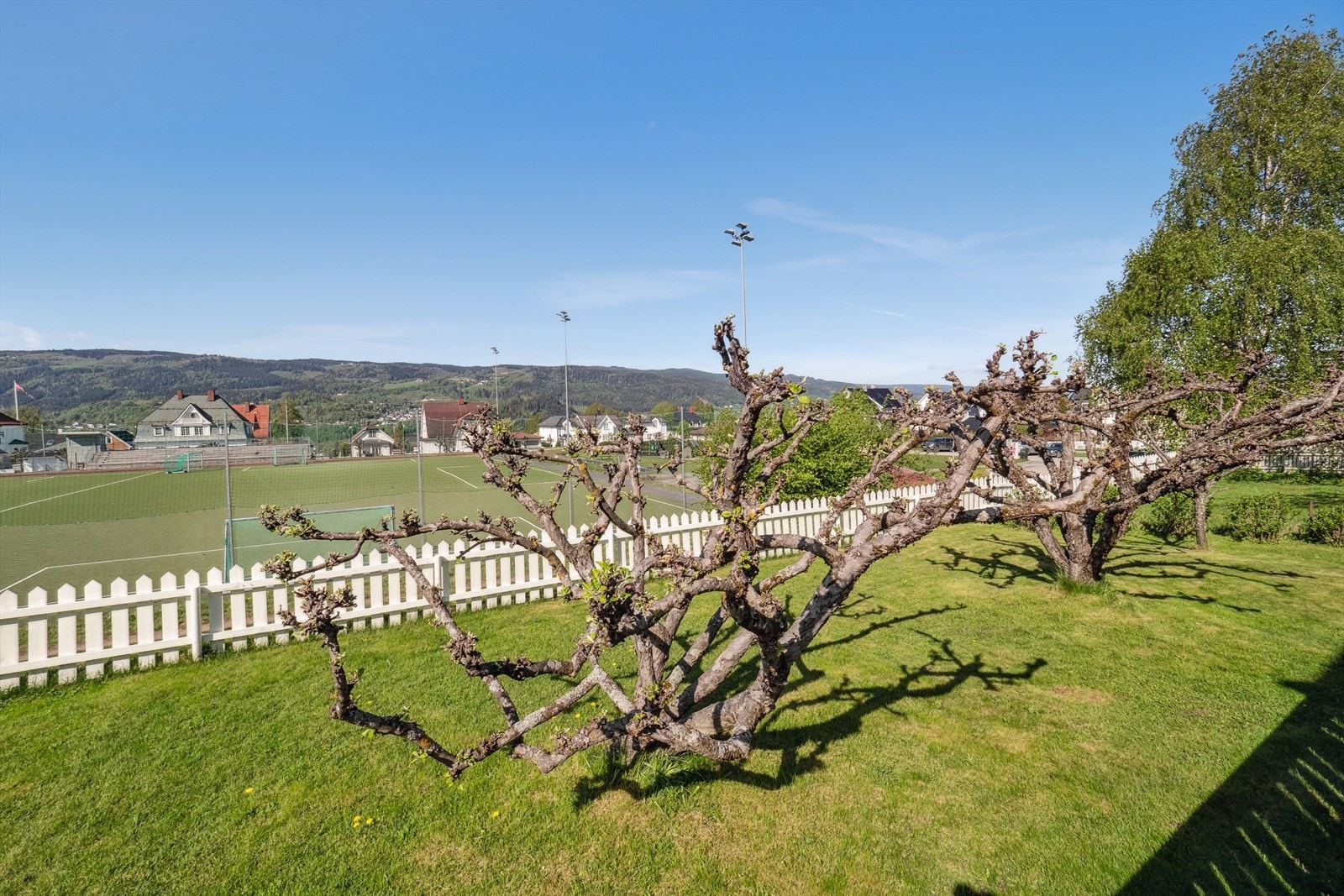Utsyn mot hagen og Sportsplassen. Galleribilde