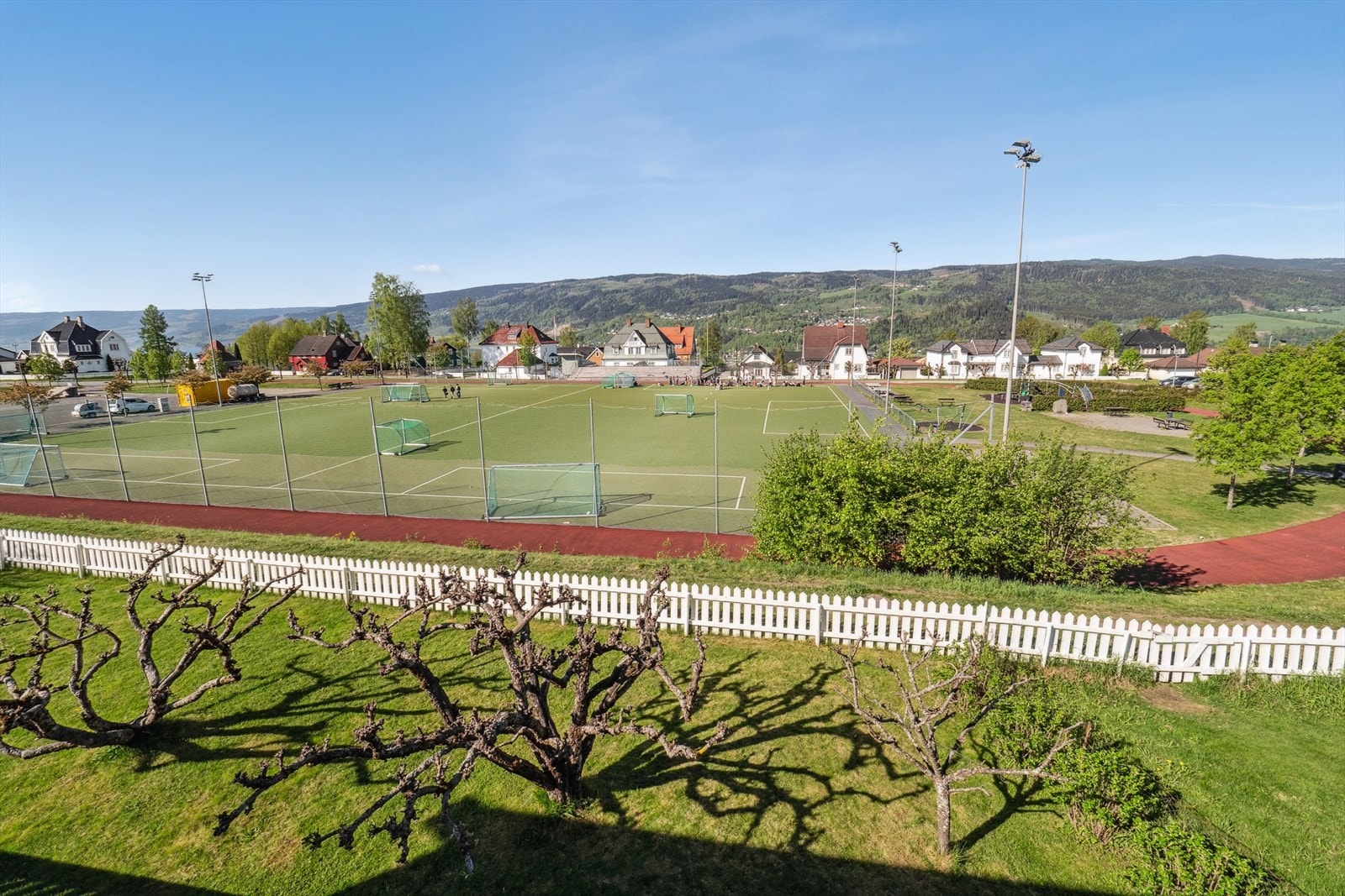 Fra terrassen er det utsyn rett mot Sportsplassen slik at barna kan leke og hygge seg, samtidig som du sitter i solveggen. Galleribilde