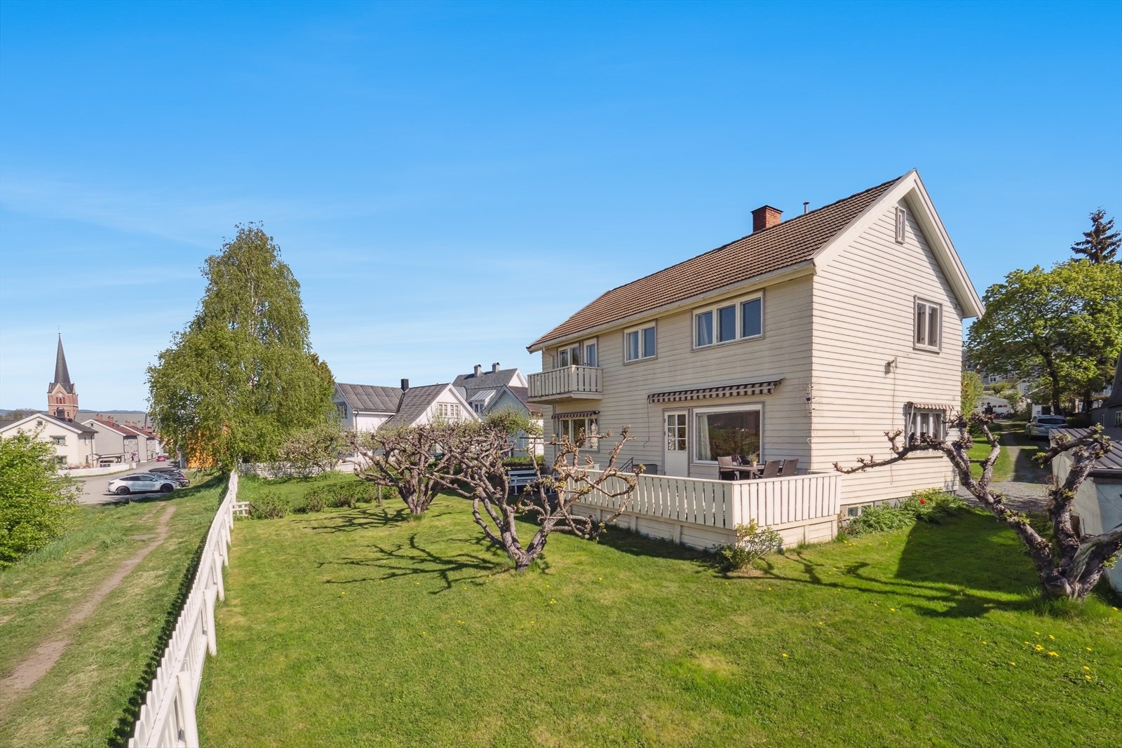 Eiendommen byr på fine uteområder med en terrasse som inviterer til grilling og kos, og en frodig og velstelt hage som er ideell for lek og moro. Galleribilde