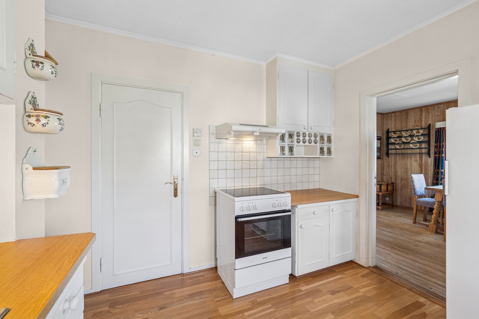 På veggen over benkeplaten er det dekorative fliser som gjør rengjøringen enklere. Galleribilde