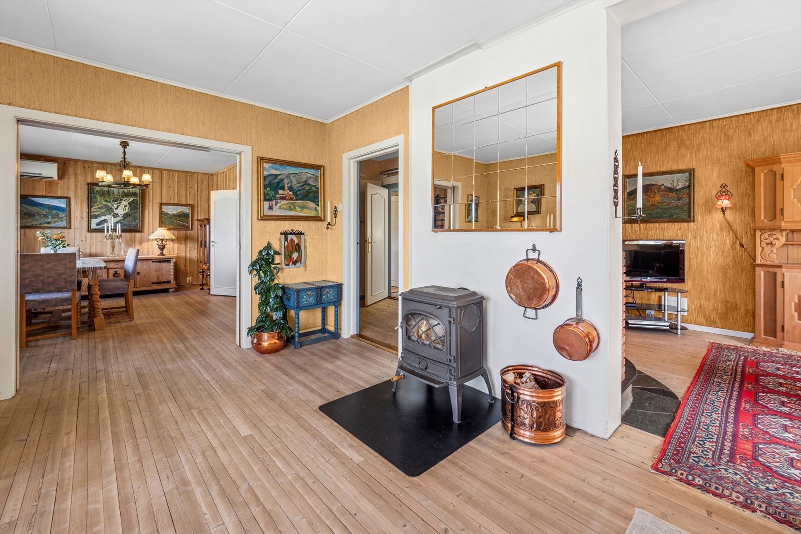 Stuen er praktisk inndelt i soner, noe som gir gode møbleringsmuligheter. Galleribilde