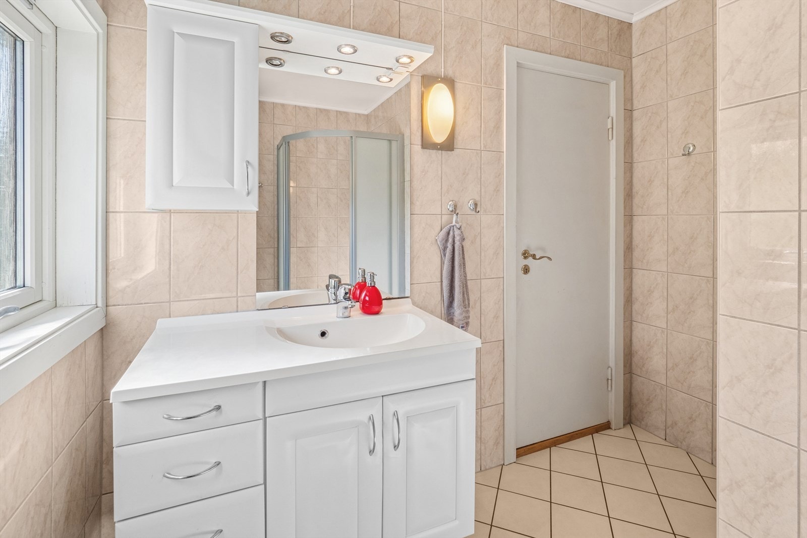 Badet er fra ca. 2011 og ligger i boligens 2. etasje, med praktisk tilknytning til soverommene. Galleribilde