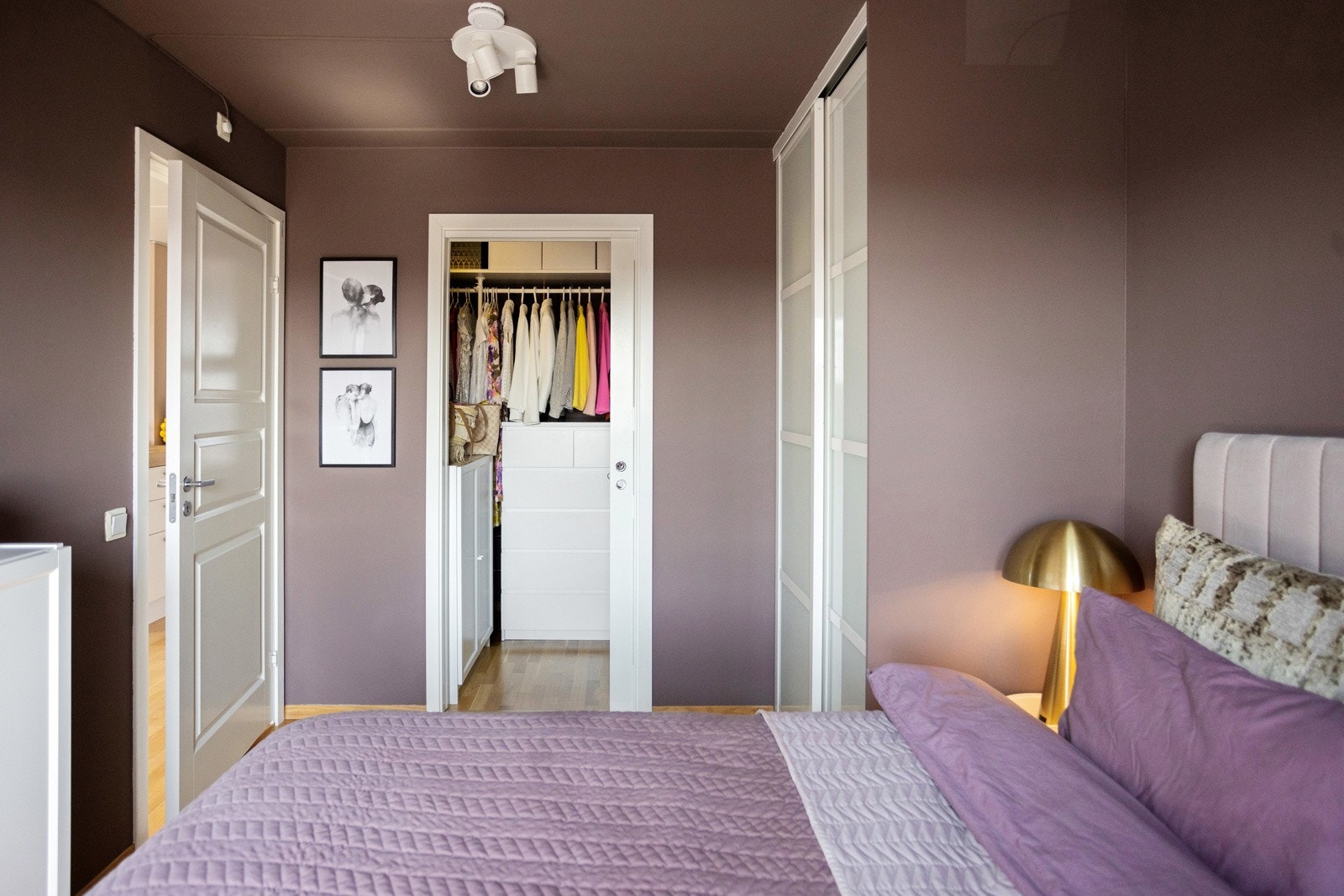 Rommet er malt i duse, tidsriktige farger og har en plassbesparende skyvedørsgarderobe langs den ene veggen, som gir rikelig med klesoppbevaring. Soverommet har tilknytning til walk-in-closet/bod for oppbevaring. Galleribilde