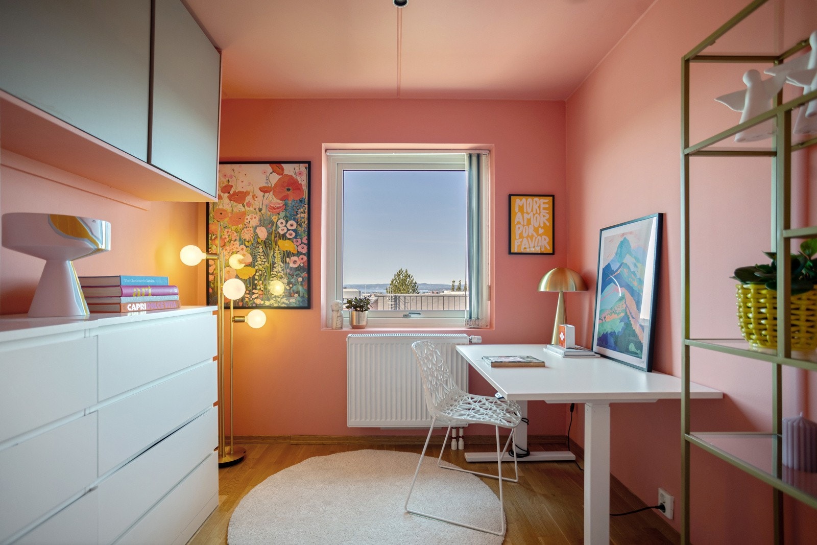 Soverom 2 benyttes i dag som kontor, men fungerer også utmerket som gjesterom eller barneværelse. Store vindusflater gir rikelig med naturlig lys, og skaper ideelle arbeidsforhold for et hjemmekontor. Galleribilde