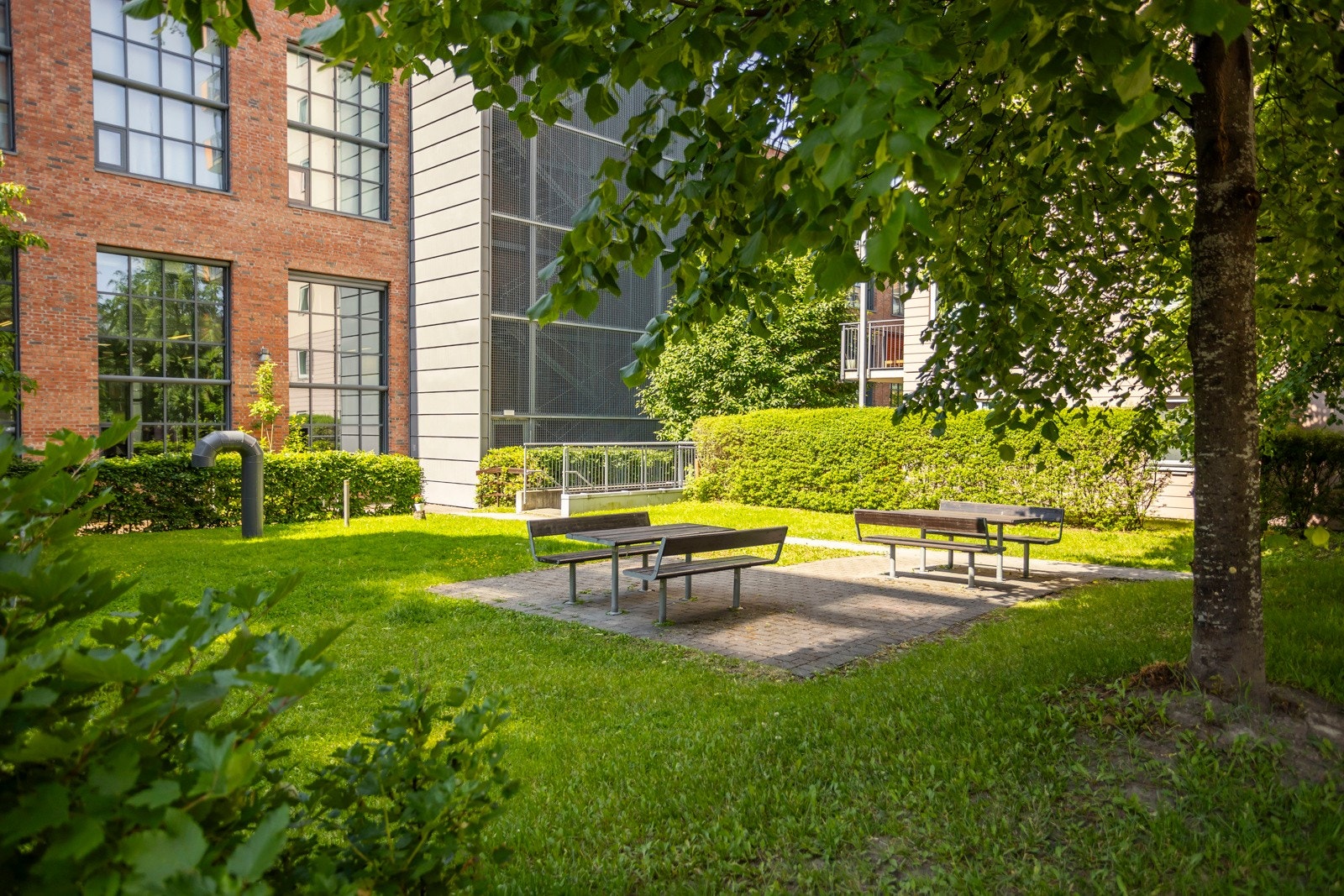 Pent opparbeidede fellesarealer med sittegrupper og prydbusker! Galleribilde