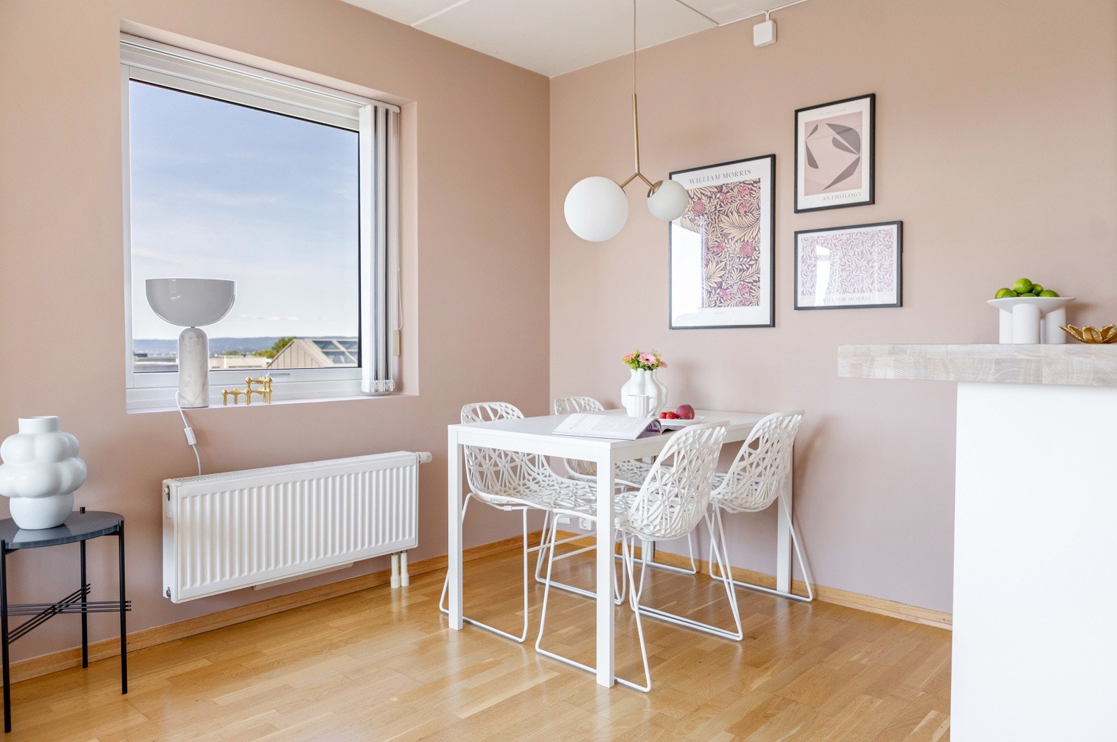 Her kan familien nyte lange helgefrokoster og skue ut over det åpne landskapet fra en hyggelig spiseplass. Galleribilde