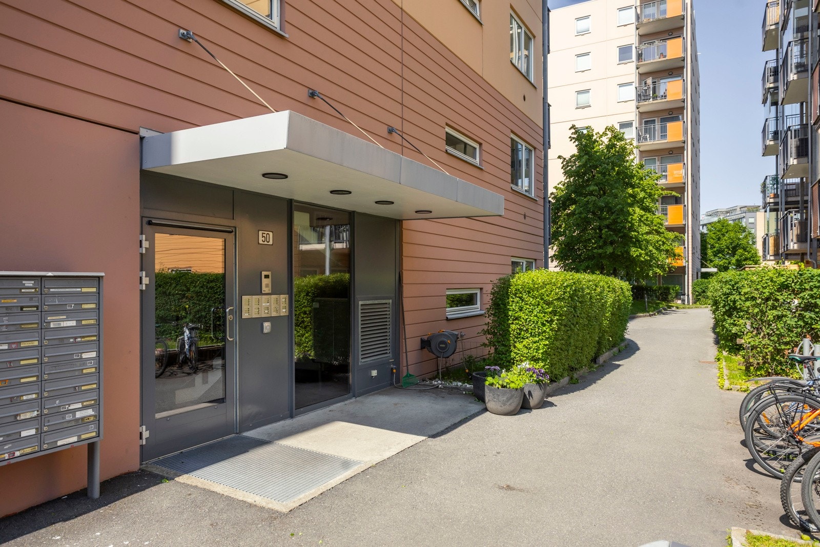 Attraktiv beliggenhet i fredelige omgivelser, tilbaketrukket og samtidig sentralt med gangavstand til alt et rikt byliv kan tilby. Galleribilde