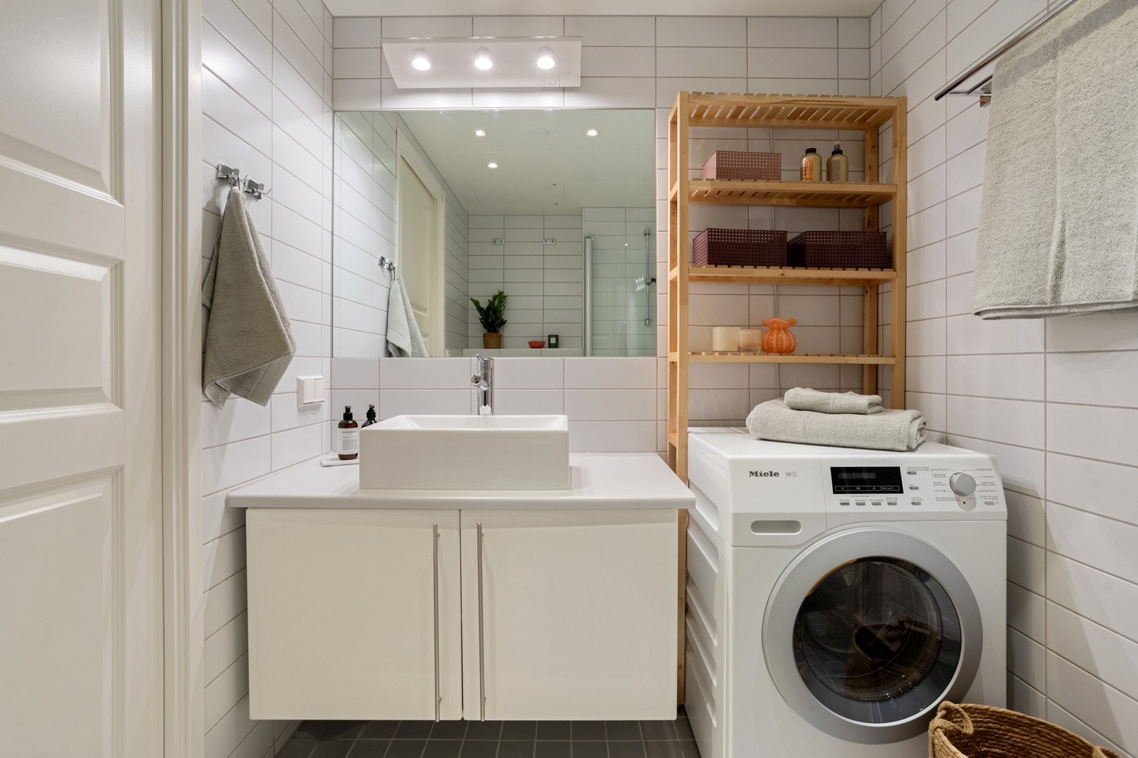 Badet er flislagt med vannbåren varme i gulv og veggmontert toalett. Opplegg til vaskemaskin og plass for tørketrommel. Galleribilde