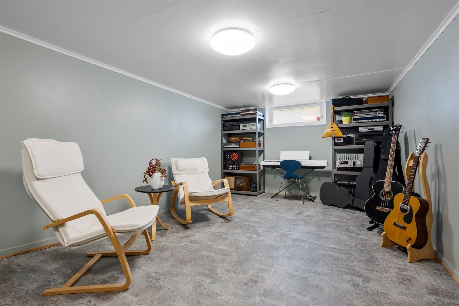 Stue i underetasjen -her er det varme i gulvet som gjør rommet til et perfekt hobbyrom, musikkrom eller hjemmekino Galleribilde