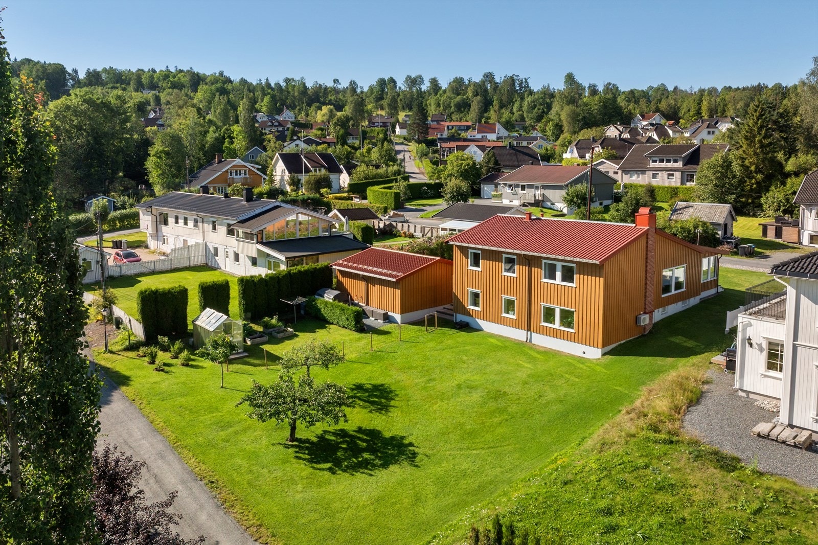 Velholdt hage med frukttrær og plass til lek og aktiviteter for hele familien. Galleribilde