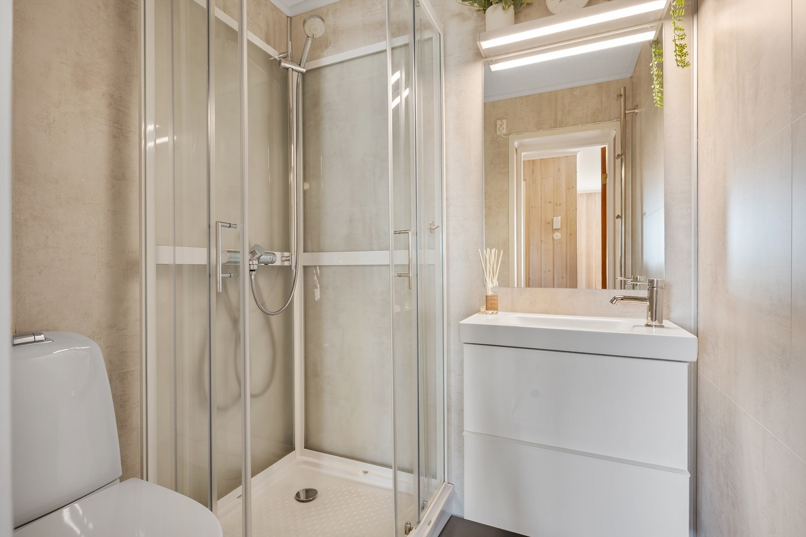 Bad i 1.etg. Stilrent bad overflateoppusset i 2018/2019, med dusjkabinett og varme i gulvet. Galleribilde