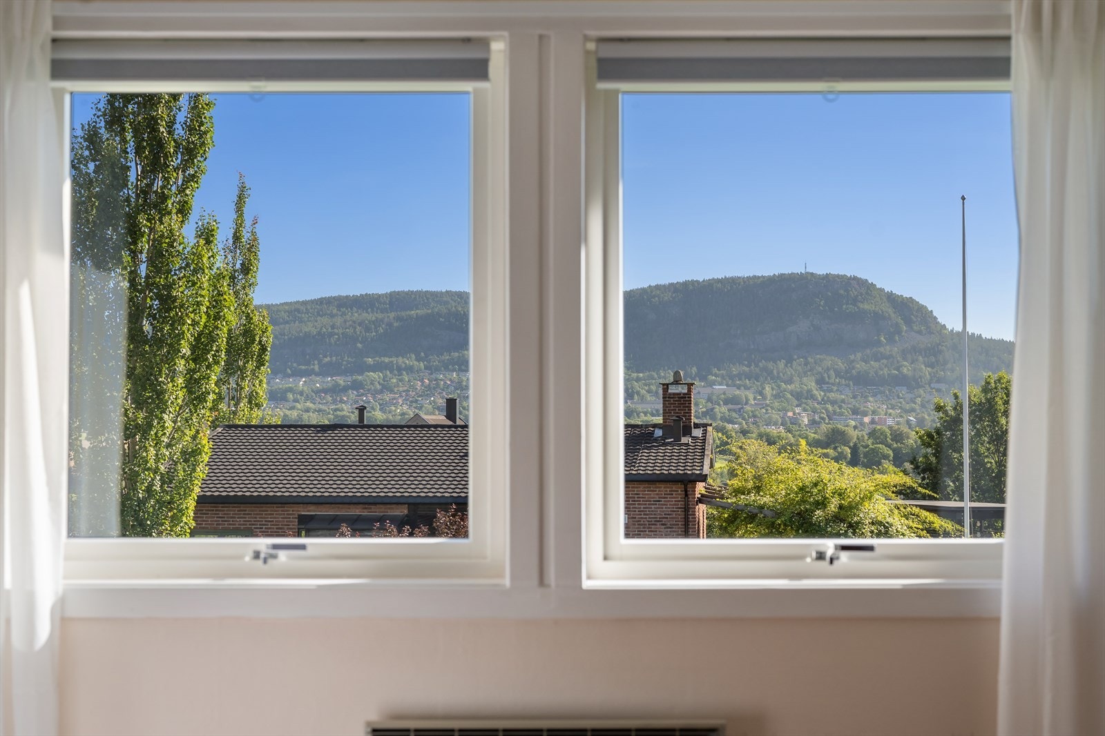 På hovedsoverommet våkner du opp med ett flott skue opp til Kolåstoppen. Galleribilde