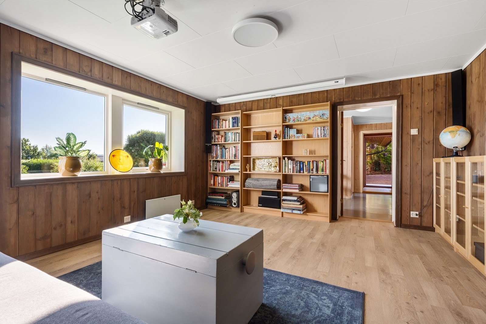 Stuen kan innredes med bokhyller og gir godt med oppbevaringsplass. Galleribilde