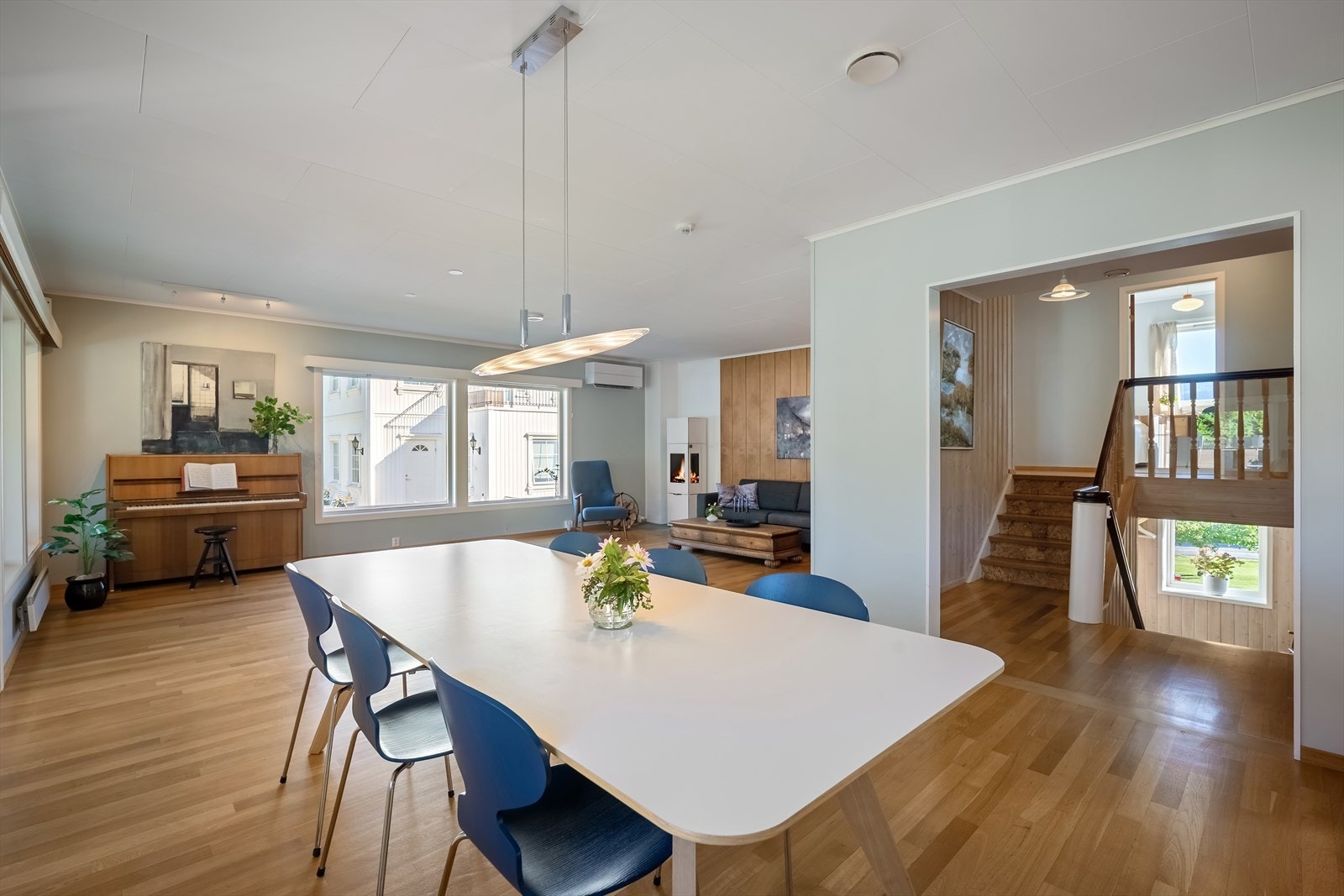 Spiseplassen har utsyn til stue og trappegang, noe som gir en åpen romfølelse. Galleribilde