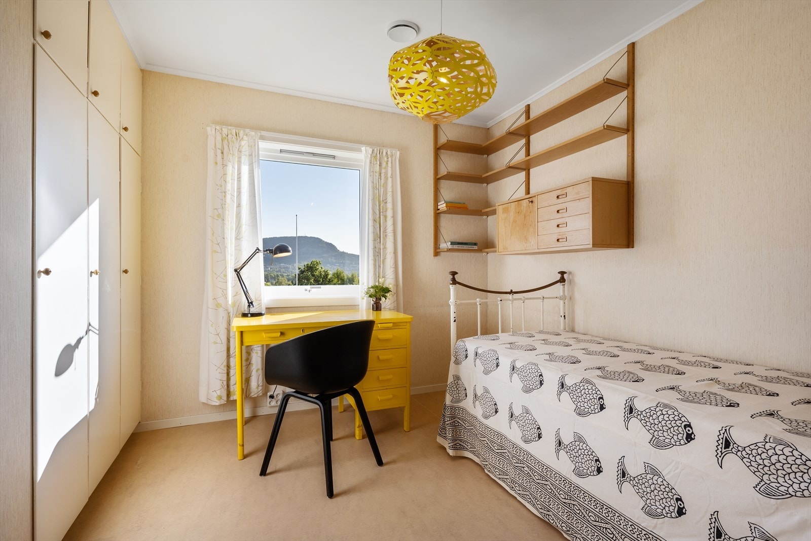 Soverom nr 3 i 2.etg har godt skapplass til oppbevaring og her det det også hyggelig utsyn. Galleribilde