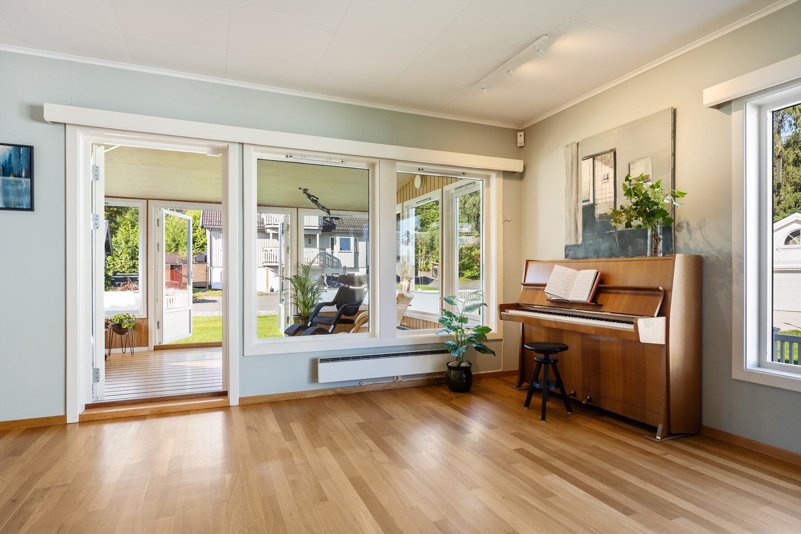 Stue med store vindusflater og direkte adkomst til vinterhage. Galleribilde