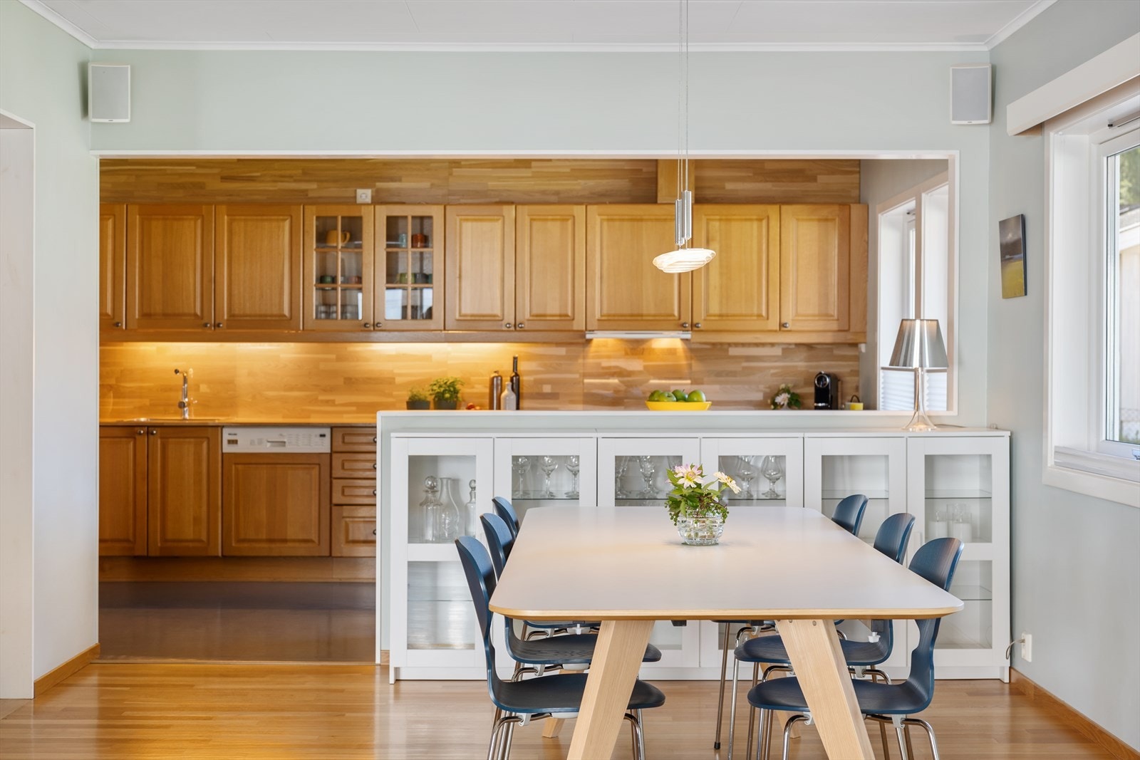 Spisestue med god plass til langbord, perfekt for hyggelige middager og selskap. Åpent og inviterende. Galleribilde