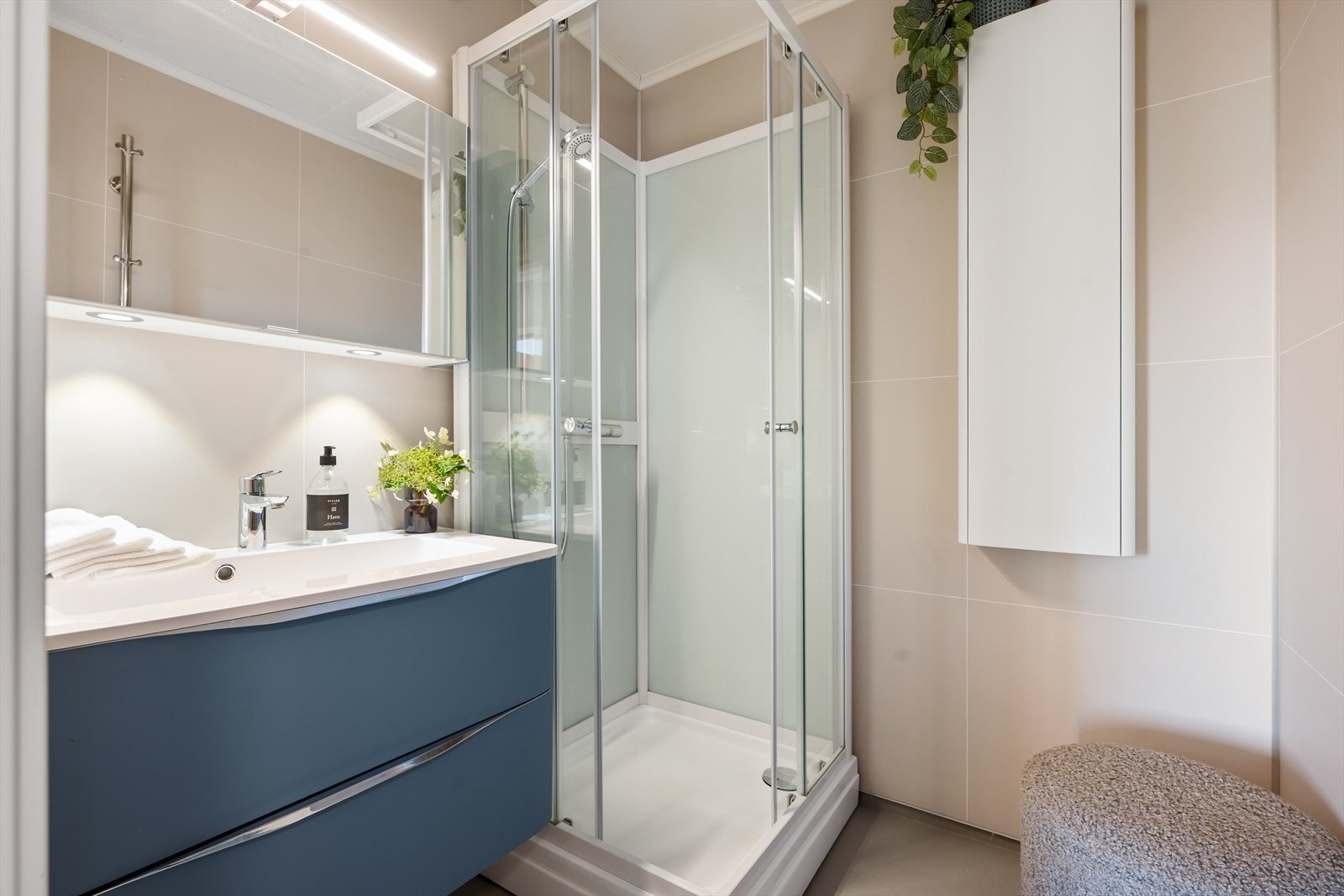 Bad 2.etg soveromsavdeling. Delikat bad fra 2023 med moderne våtromsplater, mikrosement og gulvvarme. Galleribilde