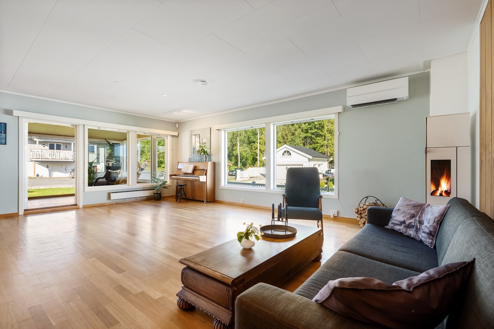 Store vindusflater og åpen løsning gir en luftig og sosial atmosfære i stuen. Galleribilde