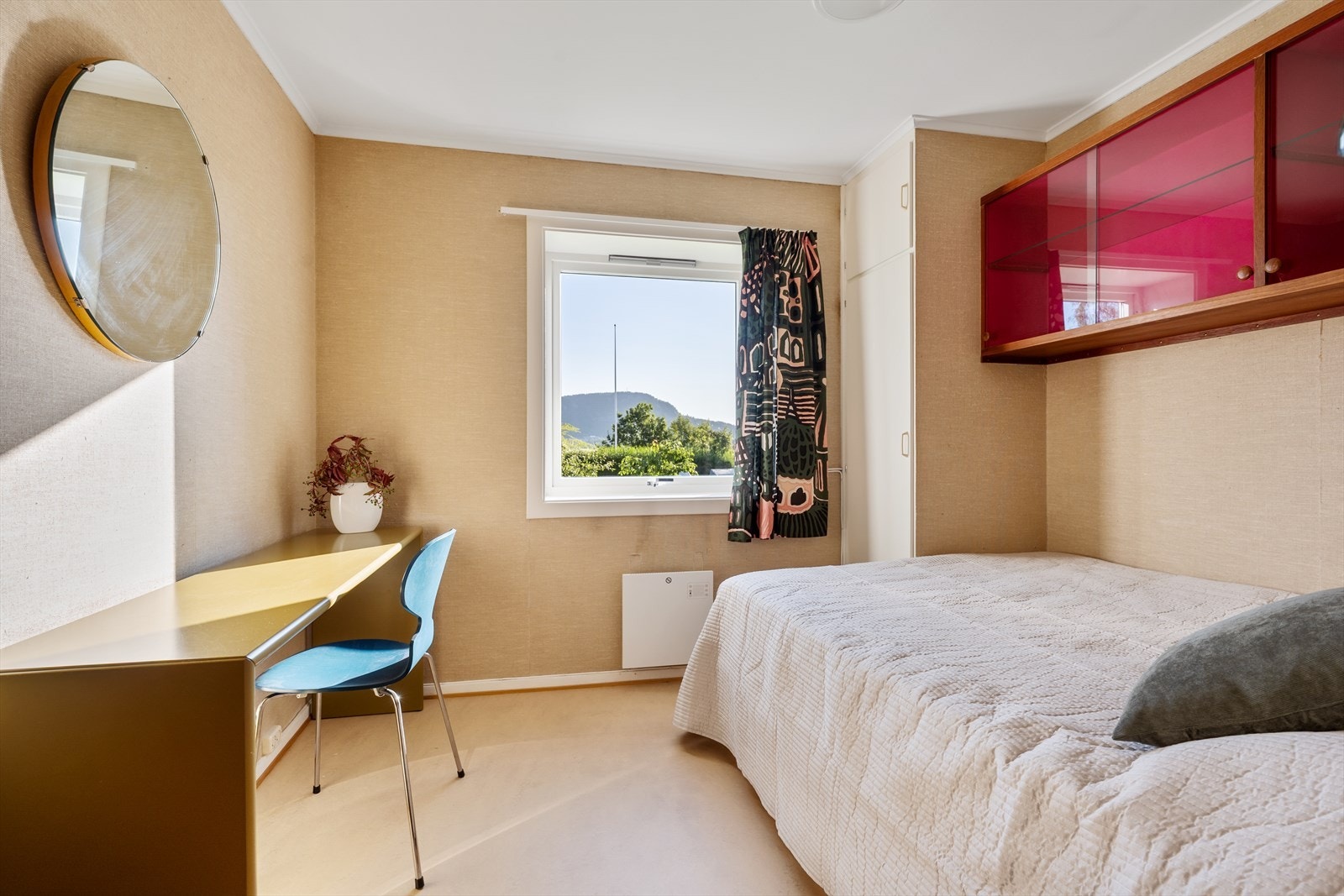 Soverom nr 4 i 1. etg ( ved inngangsparti) med garderobeskap og plass for både seng og arbeidsplass. Galleribilde