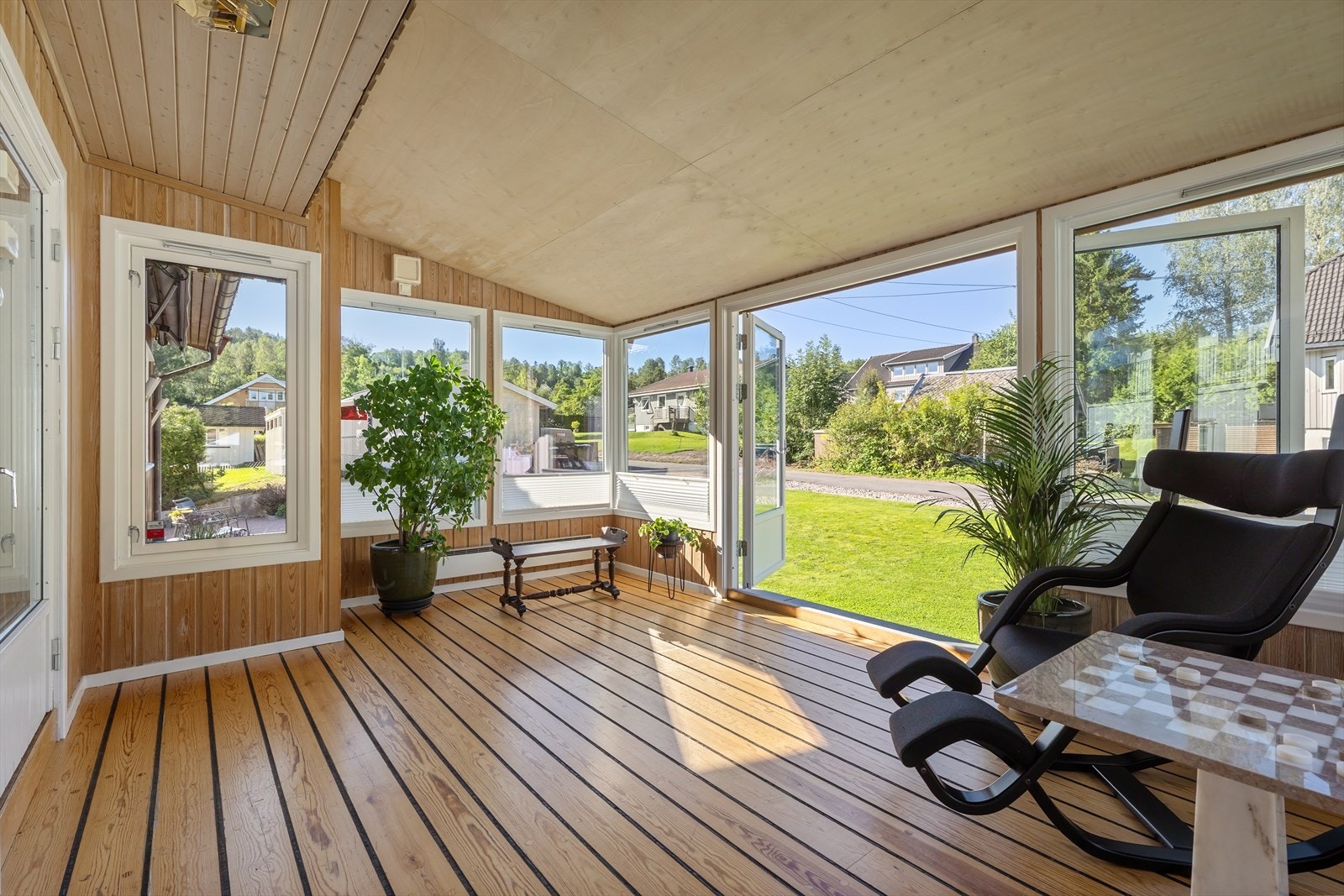 Vinterhagen fungerer som en forlengelse av stuen - perfekt for avslapping hele året. Galleribilde