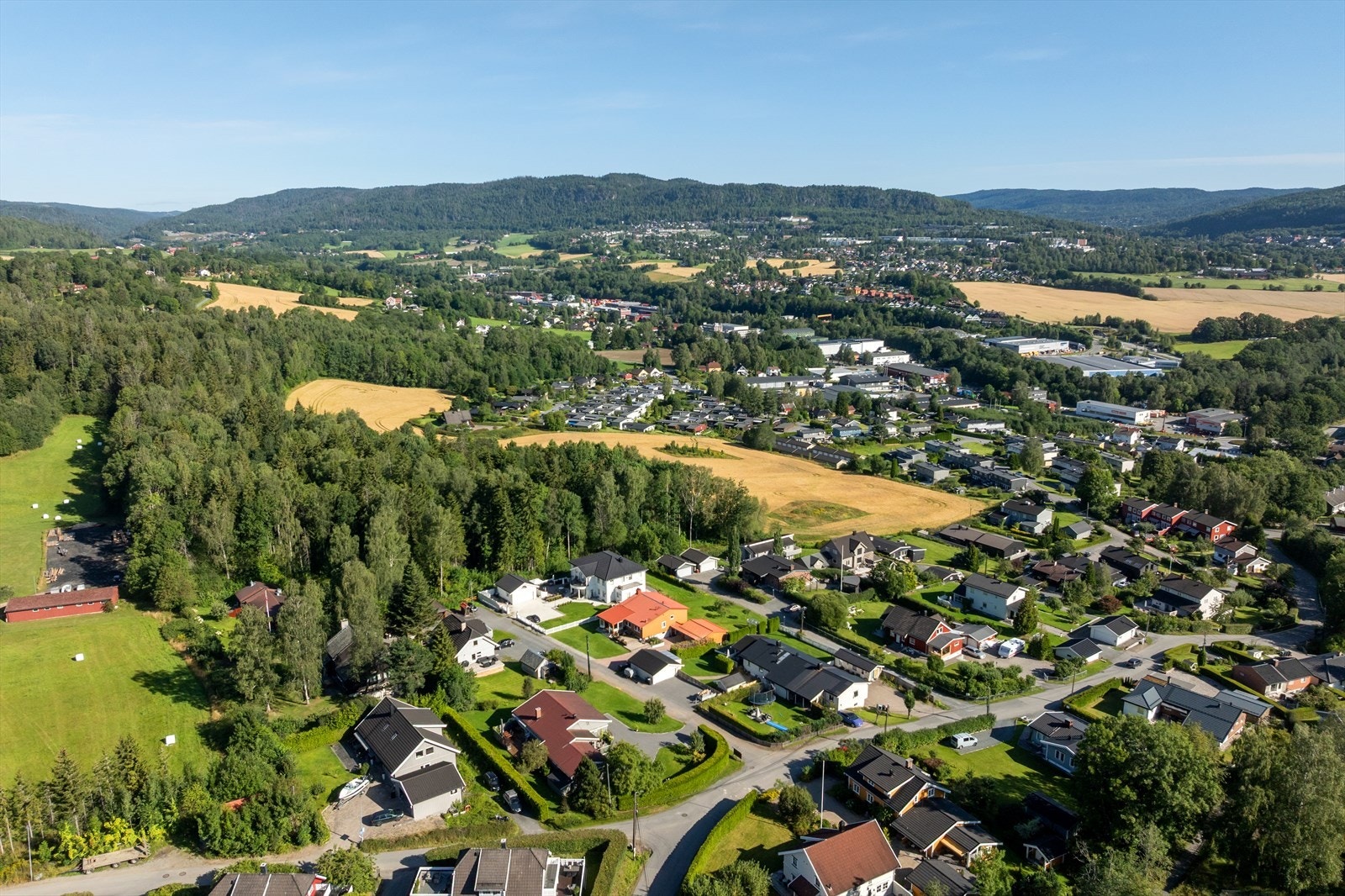 Området omkranses av vakker natur og turstier rett på utsiden av døren. Galleribilde