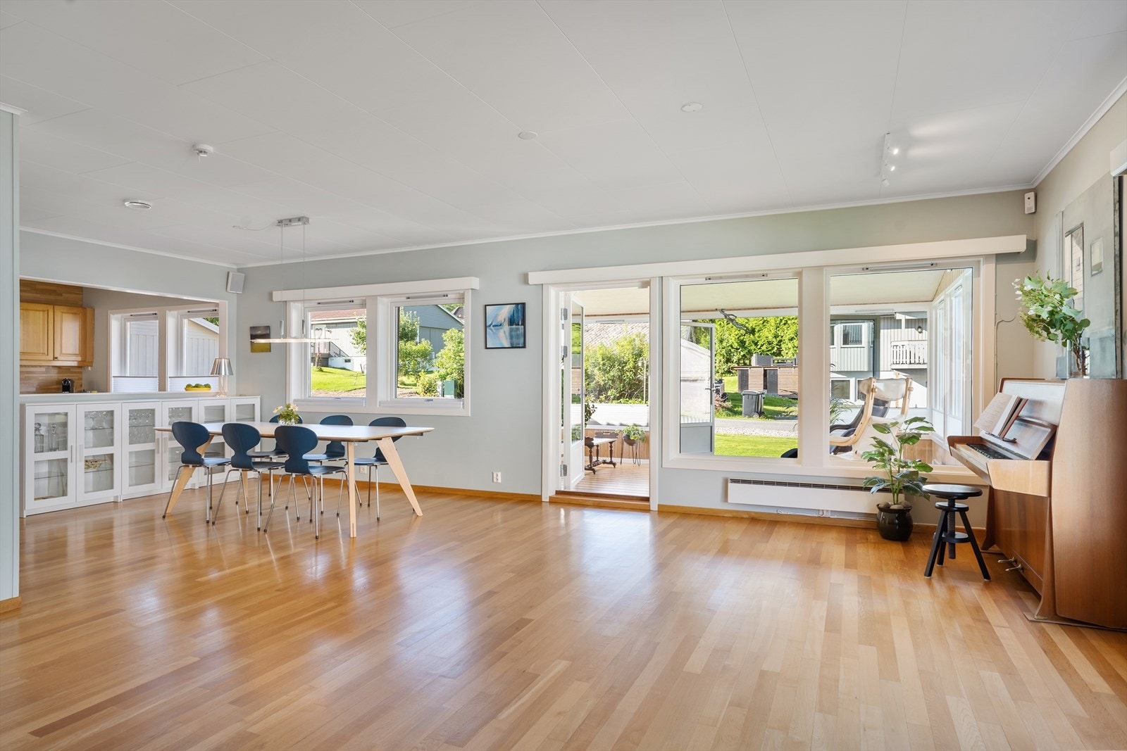 Spisestue med utgang til vinterhagen, som forlenger bruksmulighetene gjennom året. Galleribilde