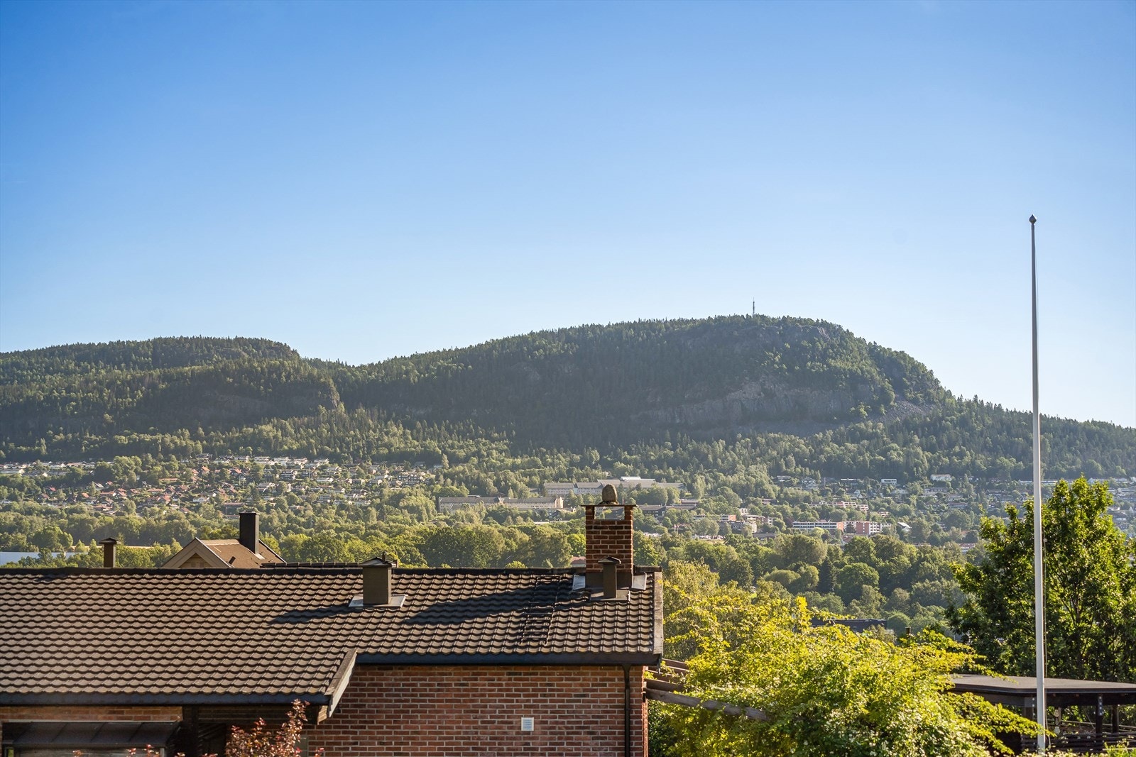 Beliggenheten gir flott utsikt mot kolsåstoppen. Galleribilde