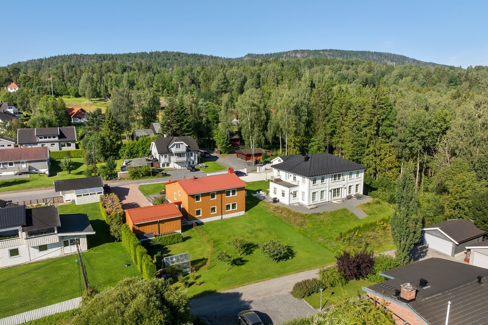 Stor, solrik tomt og grønne omgivelser og rett inn i marka. Galleribilde