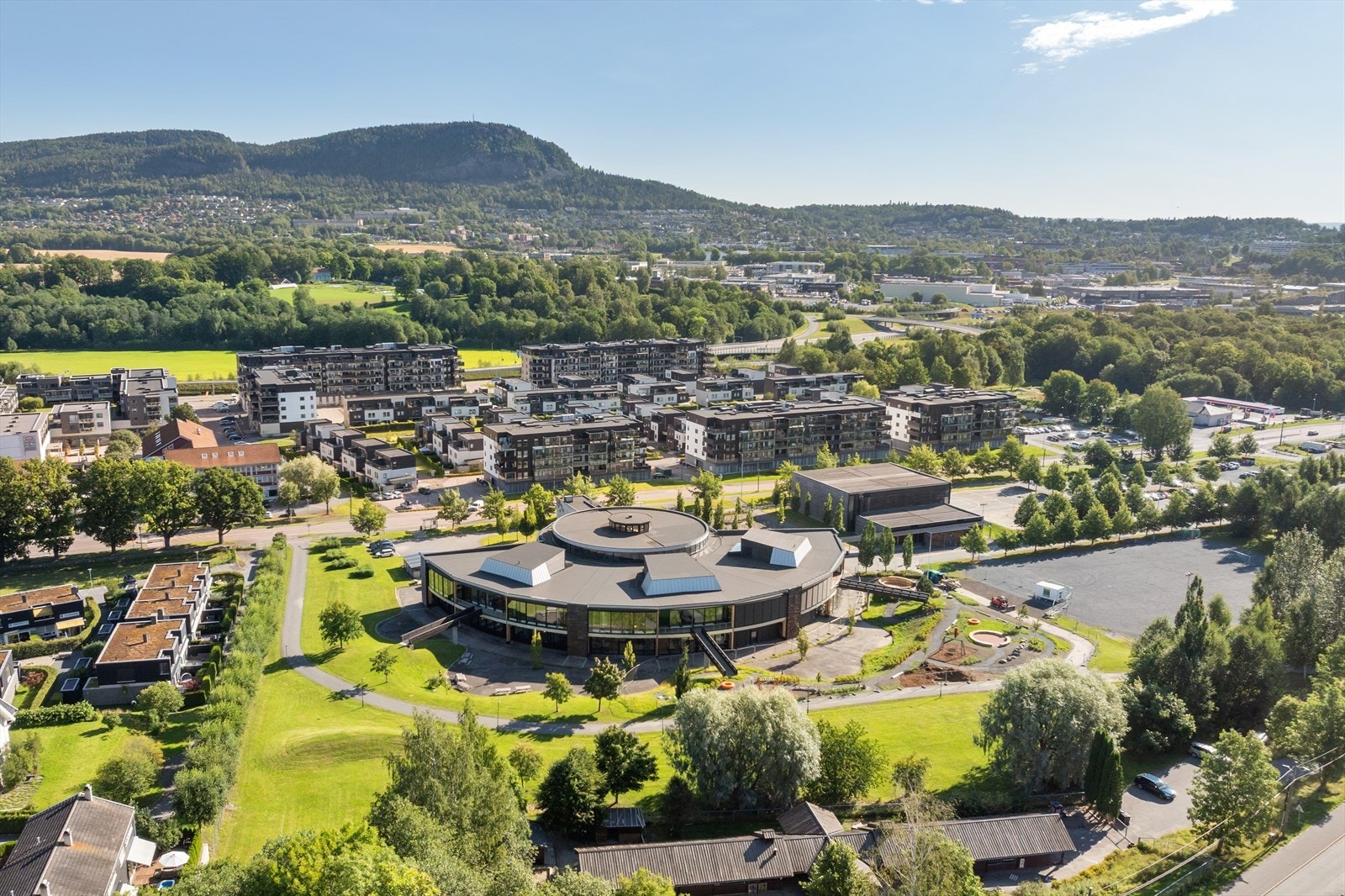 Vøyenenga Senter gir tilgang til dagligvare, apotek, Pizzabakeren, Sushi Kafe og servicetilbud - alt samlet i nærheten. Galleribilde