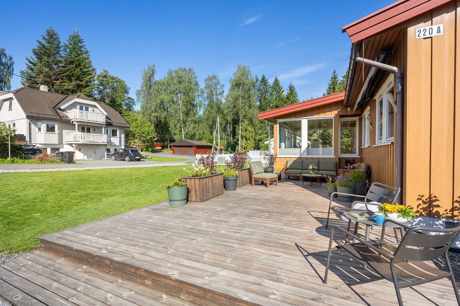 Solrik platting på 39m² gir rikelig plass til utemøbler og grill. Galleribilde