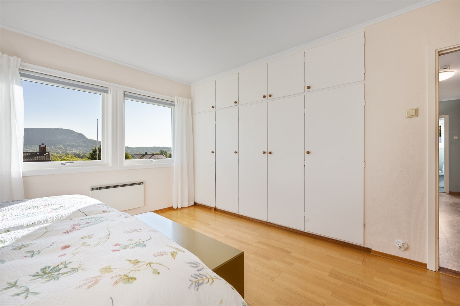 Hovedsoverommet har hel vegg med garderobeskap - ideelt for orden og oversikt. Galleribilde