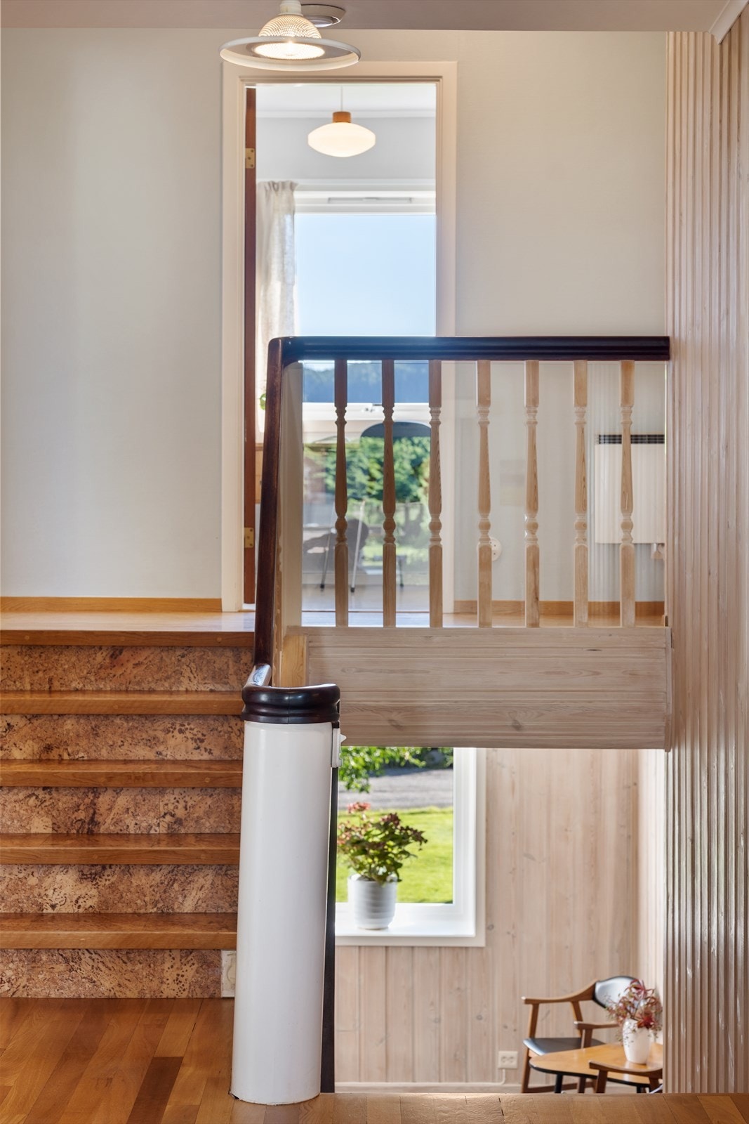 Lys trappeoppgang opp til soveromsavdelingen. Galleribilde