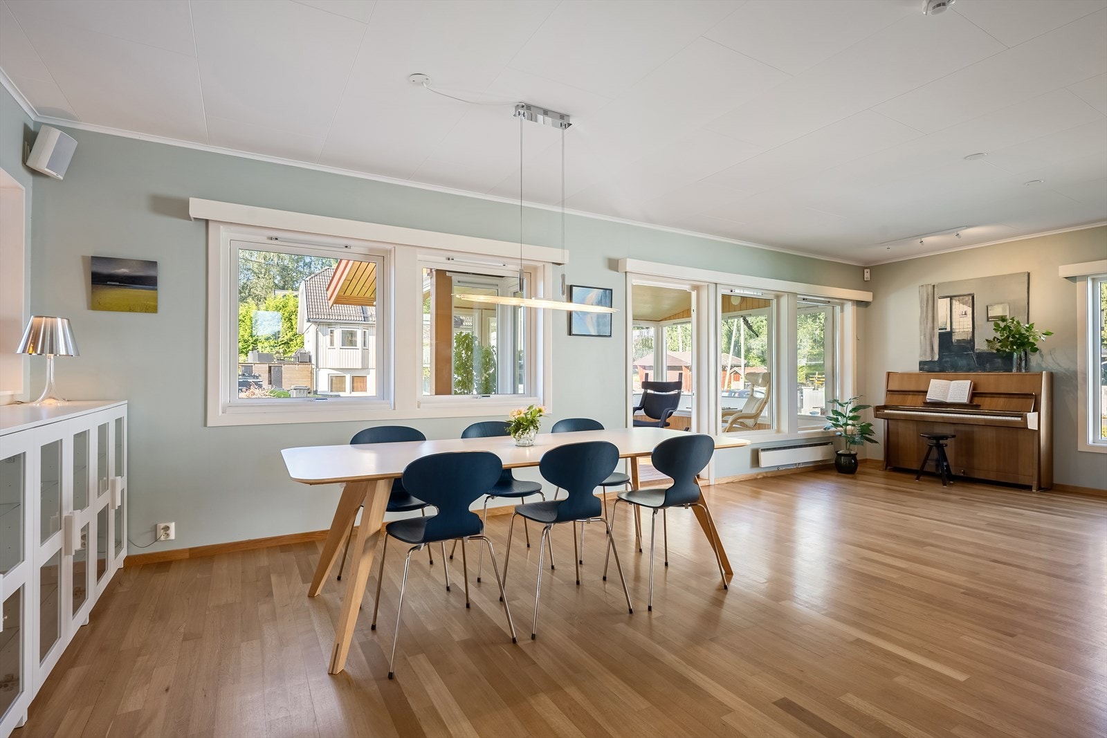 Her er det plass til store selskaper og utgang til en hyggelig vinterhage. gulvet består av heltre stavparkett. Galleribilde