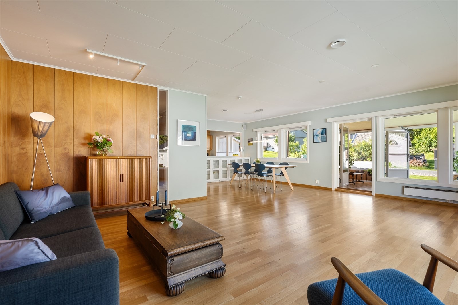 Stuen er romslig og har direkte utgang til vinterhagen gjennom dobbeltdører. Galleribilde