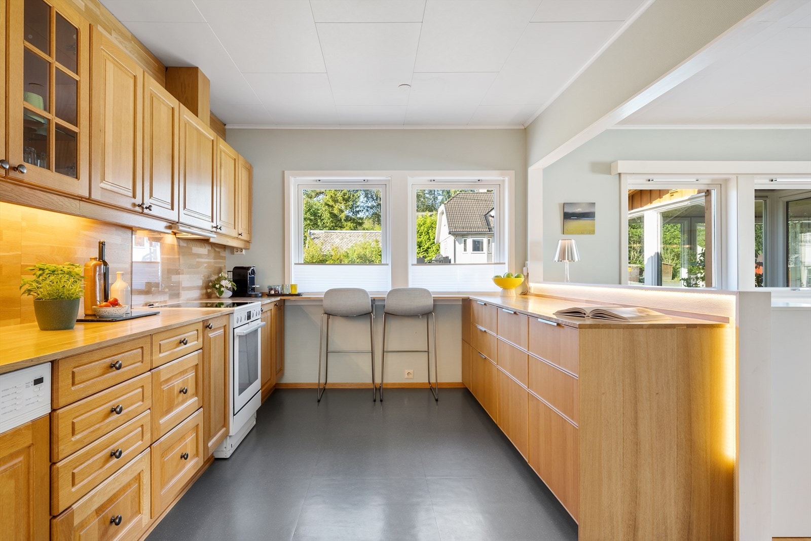 Kjøkken med klassiske profilerte fronter, heltre benkeplate med store vindusoverflater som gir godt med naturlig lys. Galleribilde