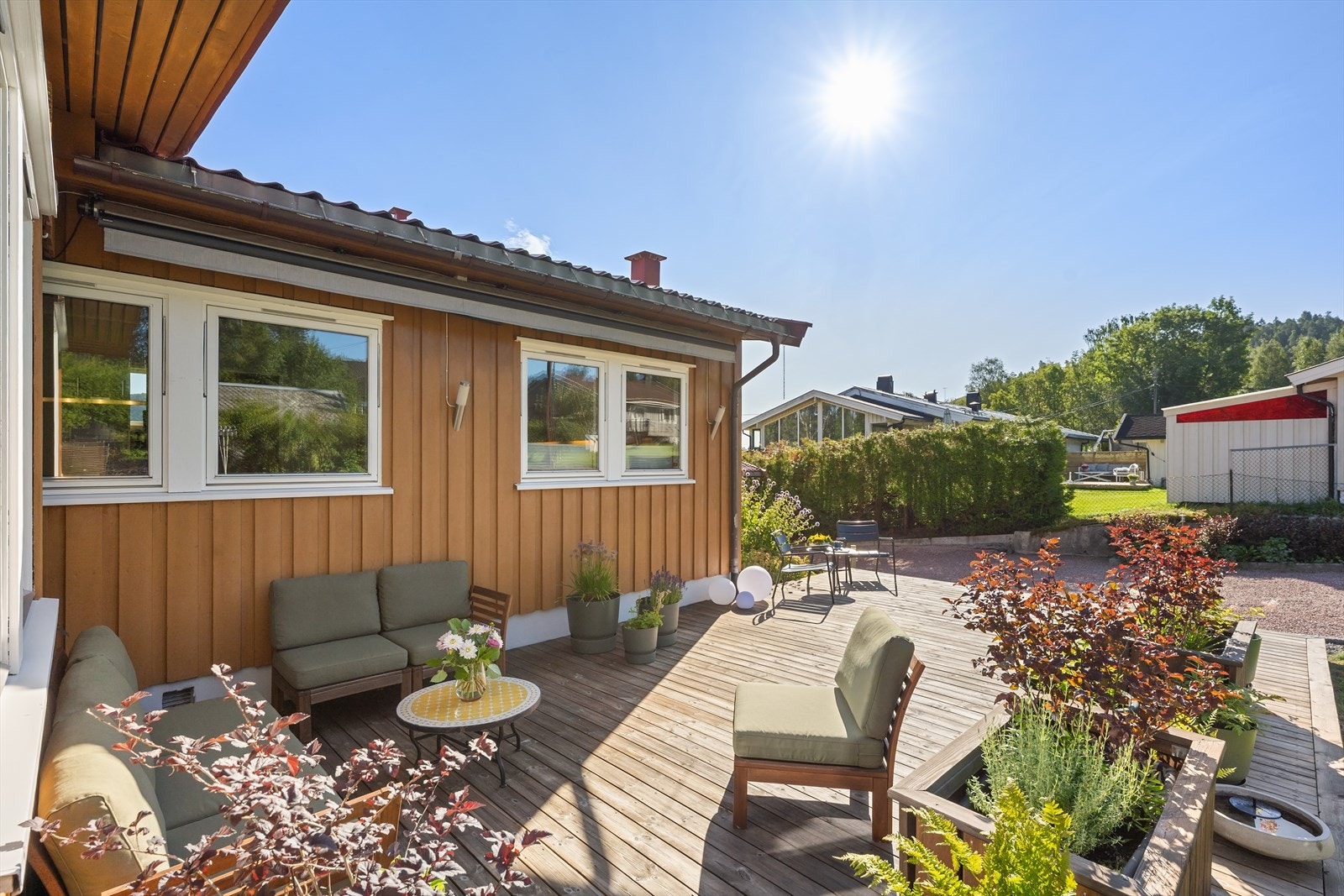 Platting med markise og flere sittegrupper - perfekt for sommerdager og utemiddager Galleribilde