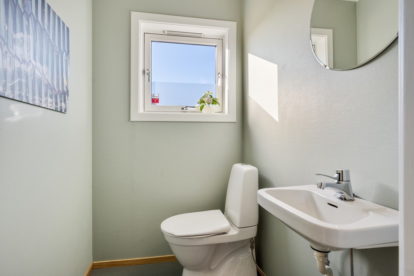 Separat toalettrom ved soveromsavdeling med servant, malte vegger og naturlig dagslys. Galleribilde