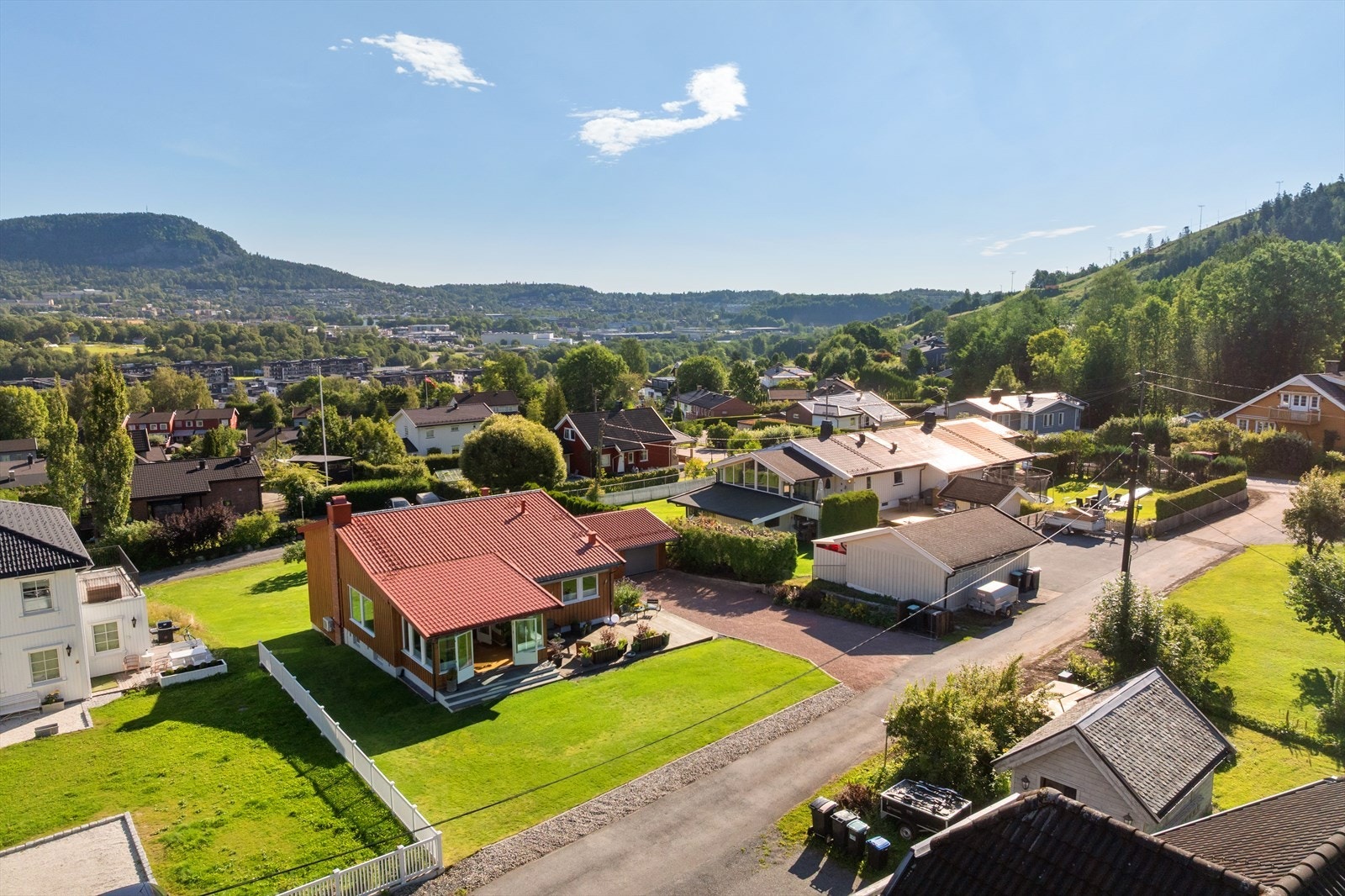 Boligen ligger i et rolig og etablert villa område høyt på Vøyenenga. Flotte grøntområder og nærhet til naturen. Galleribilde