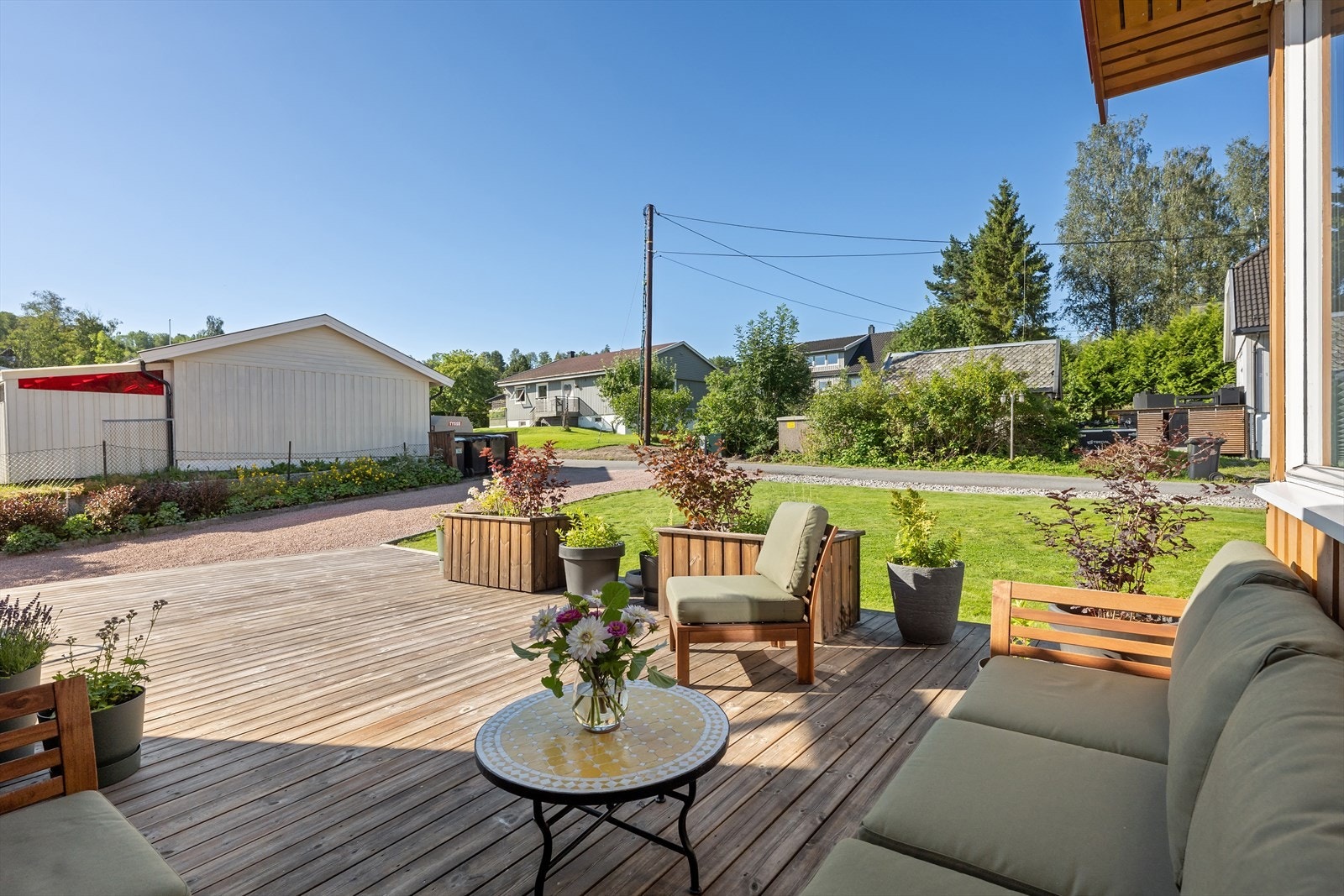 Stor platting gir perfekte rammer for sosiale sammenkomster og avslapning utendørs og la barna boltre seg ute. Galleribilde