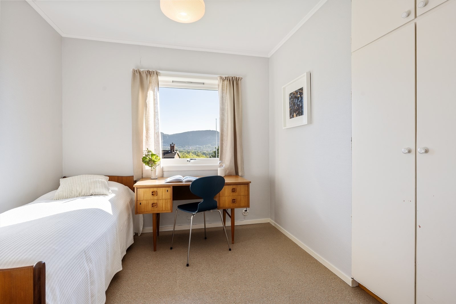 Soverom nr 2er enkelt å innrede, og egner seg godt som barnerom eller gjesterom med integrerte skaper. Galleribilde