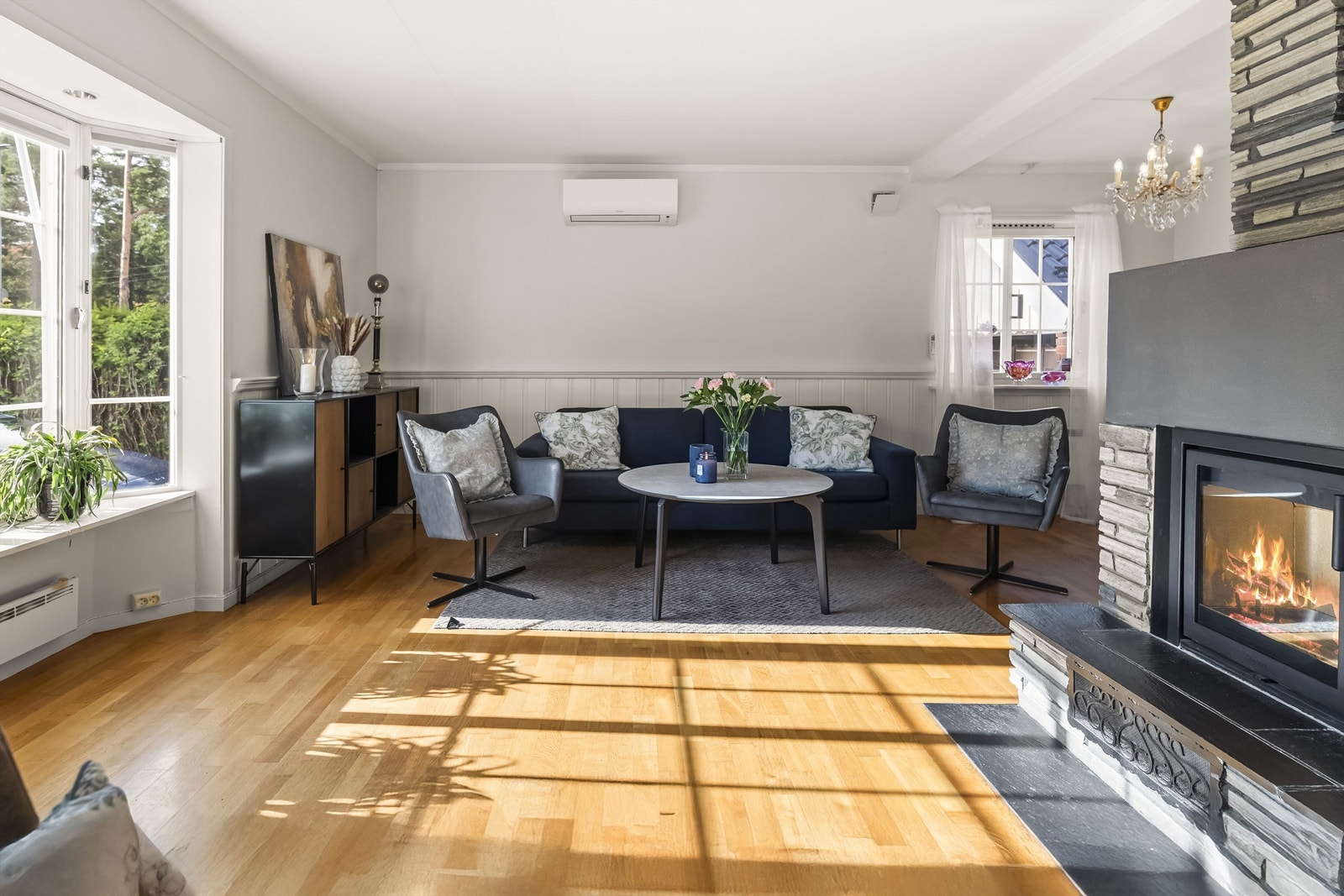 Stuen er utstyrt med varmepumpe, installert i 2023, som gir effektiv oppvarming og behagelig inneklima året rundt. Galleribilde