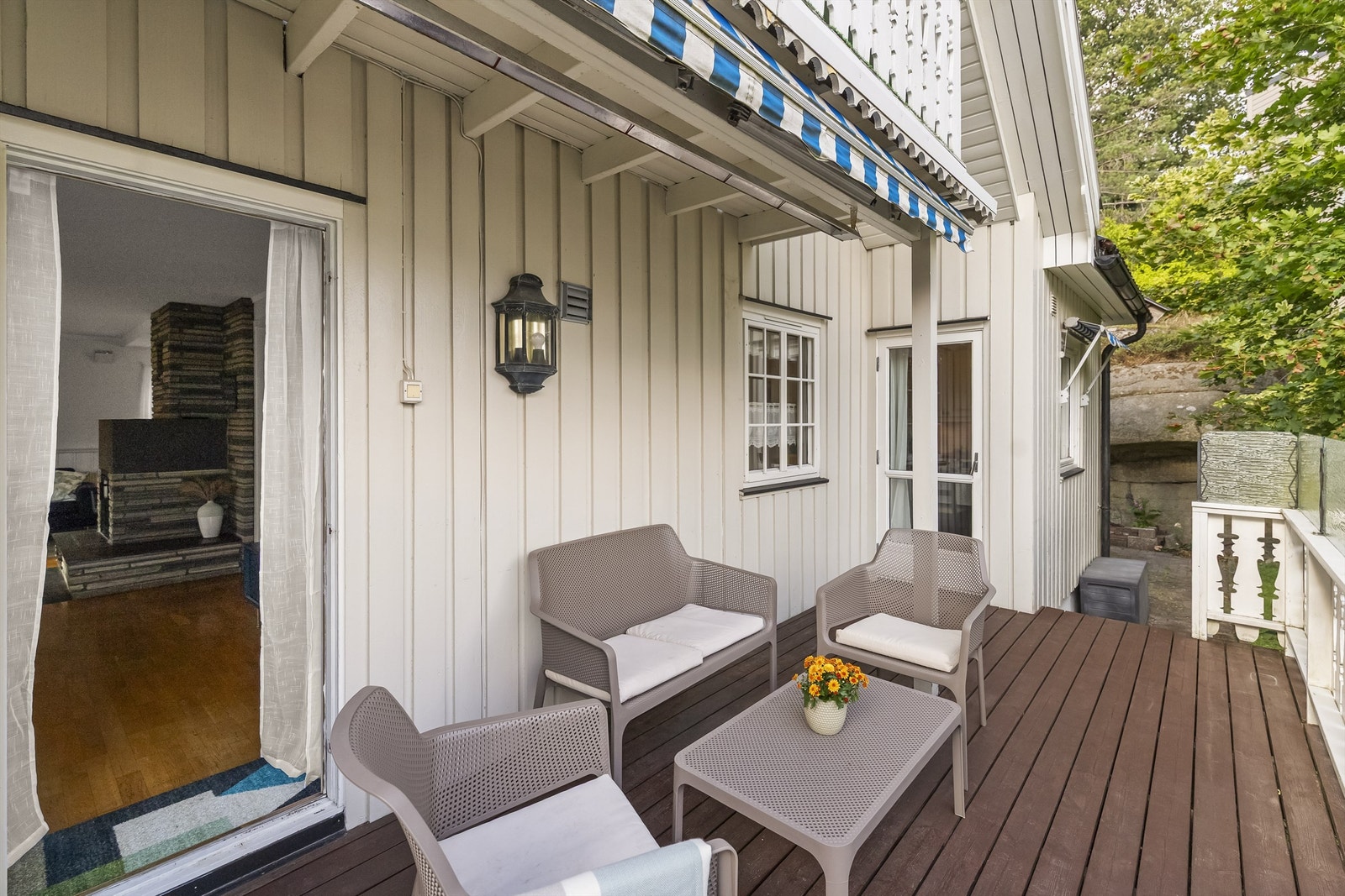 Romslig terrasse på 15 m² med utgang både fra kjøkken og stue, som gir gode muligheter for hyggelige stunder utendørs. Galleribilde