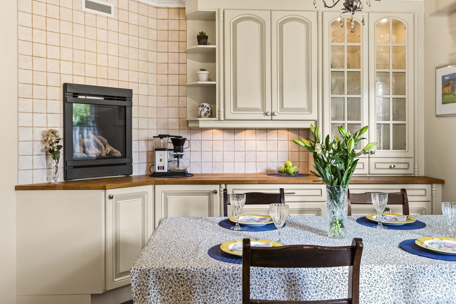 Gasspeis fra merket Gazco som skaper en lun stemning og tilfører rommet en varm og innbydende atmosfære. Galleribilde