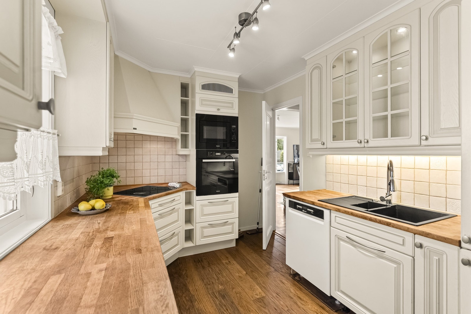 Kjøkken har god benkplass og en luftign og åpen atmosfære som gjør matlaging og samvær behagelig. Galleribilde