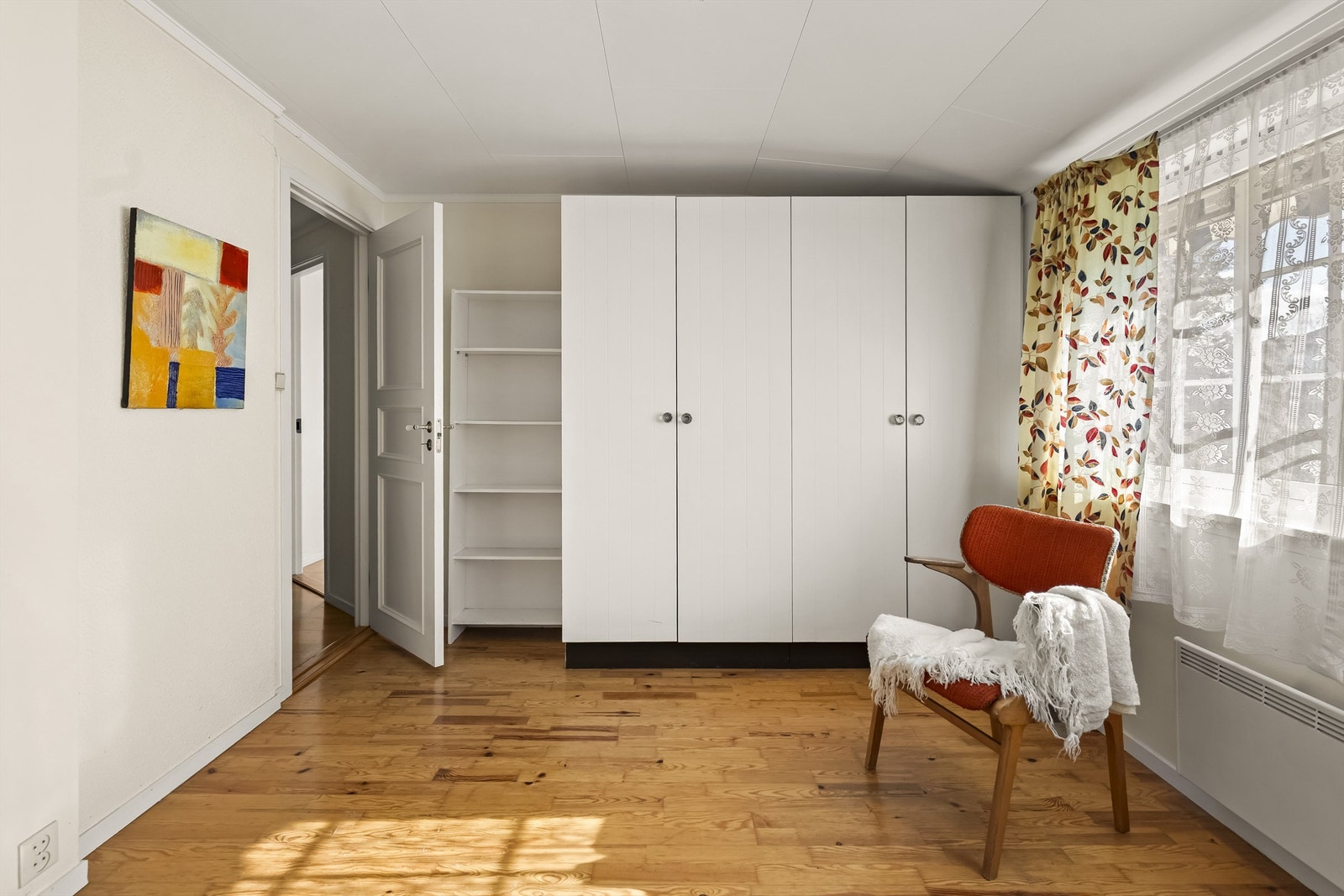 Her har man en romslig garderobeløsning. Galleribilde