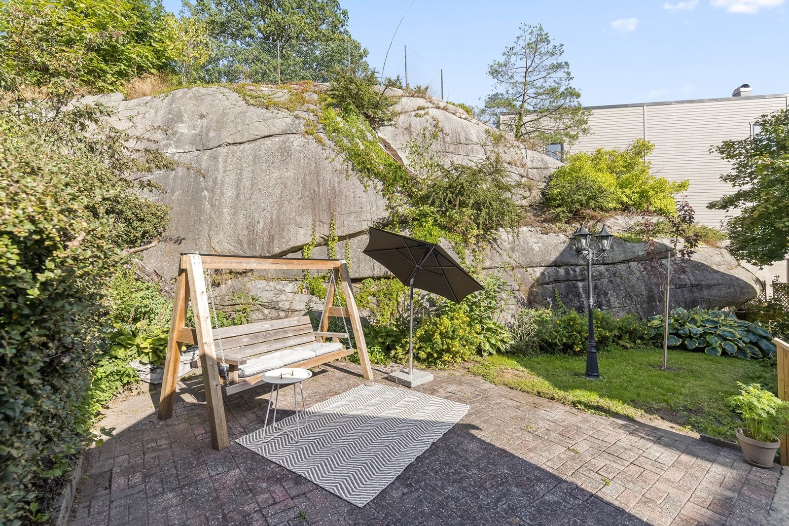 Tomten byr på flere koselige og solrike uteplasser, perfekte for avslapning og hyggelige stunder utendørs. Galleribilde