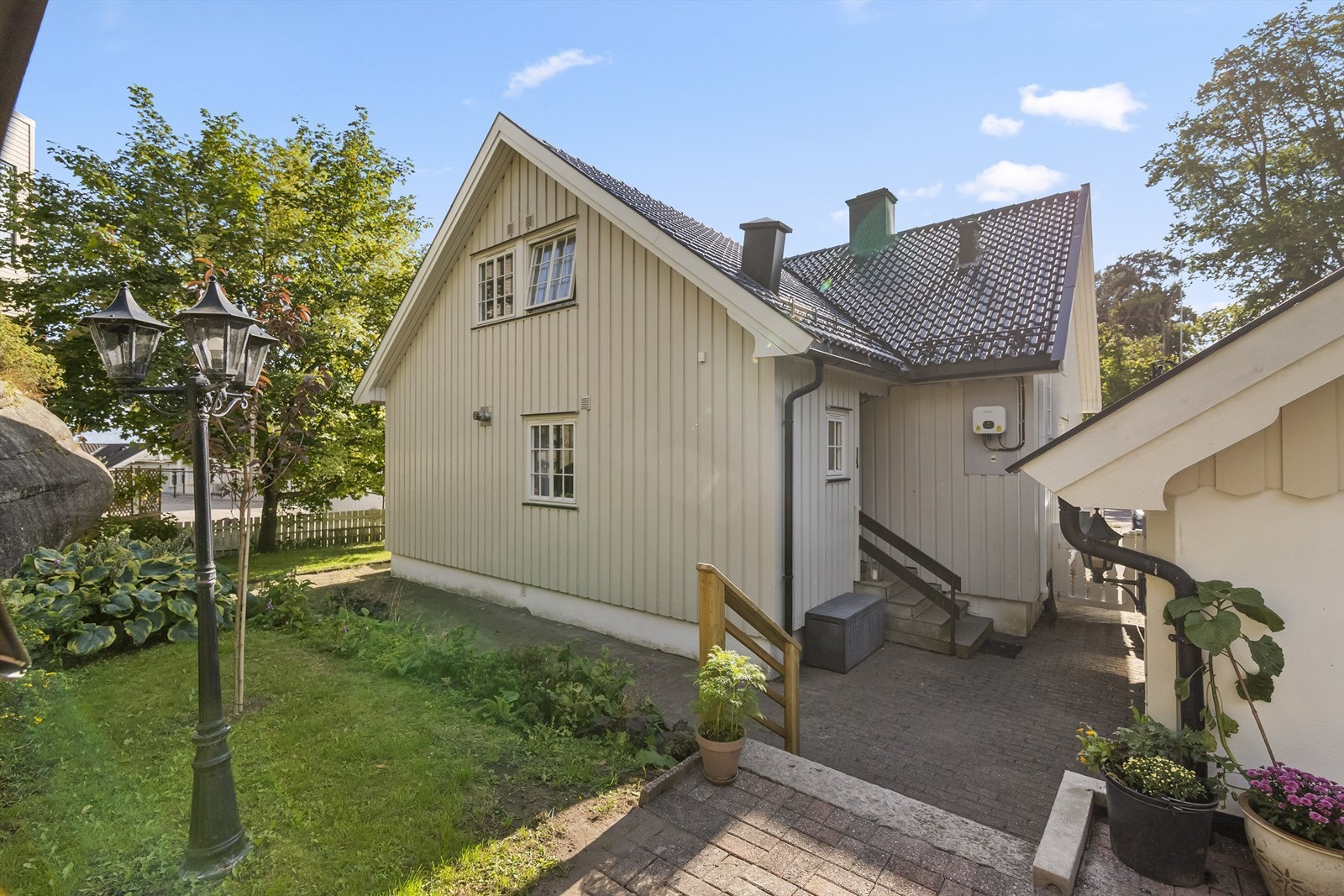 Skjermet med flott beplantning i hagen som gir en privat og lun atmosfære. Galleribilde